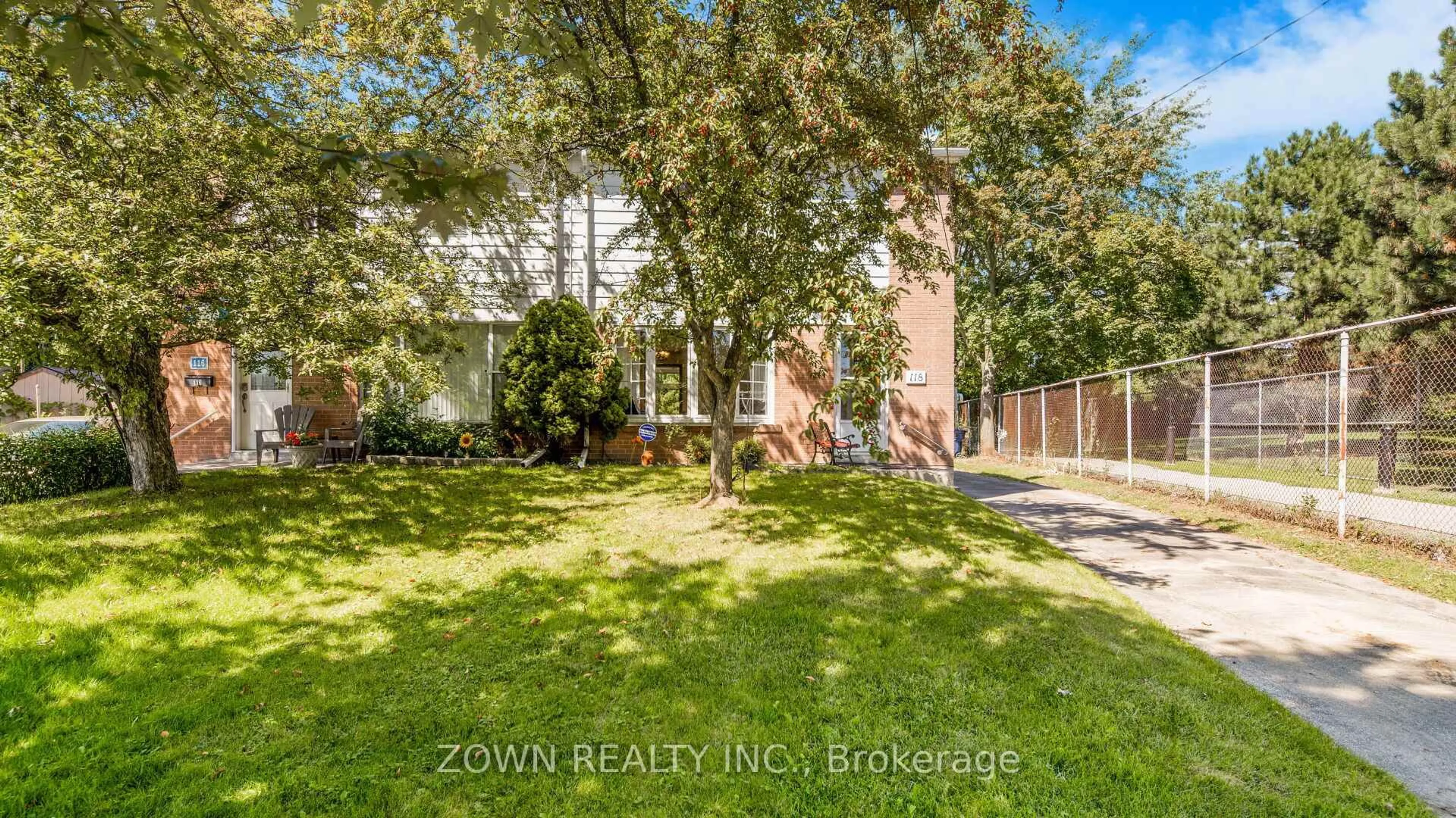 A pic from outside/outdoor area/front of a property/back of a property/a pic from drone, street for 118 Chestnut Cres, Toronto Ontario M1L 1Y5