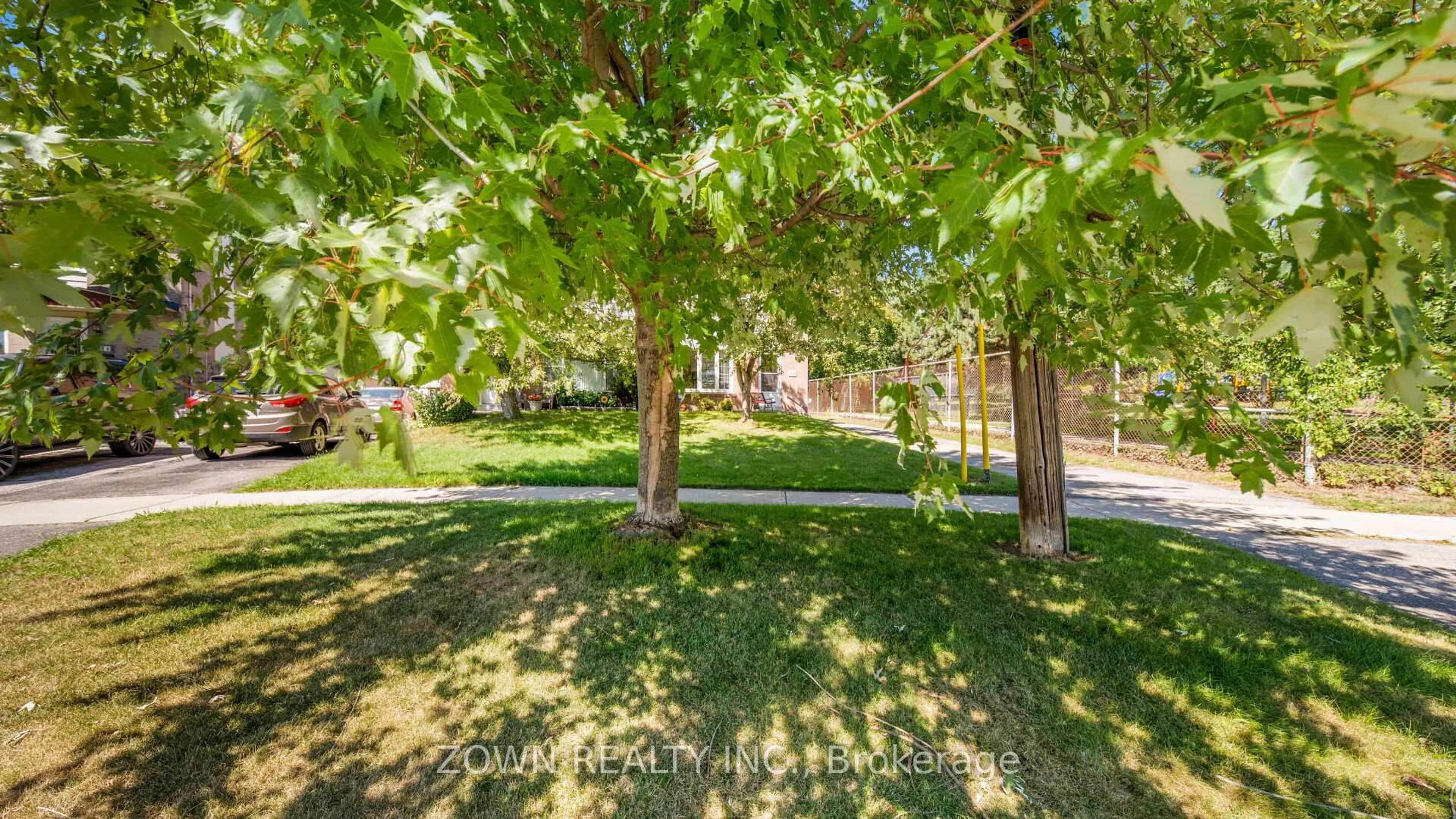 A pic from outside/outdoor area/front of a property/back of a property/a pic from drone, street for 118 Chestnut Cres, Toronto Ontario M1L 1Y5