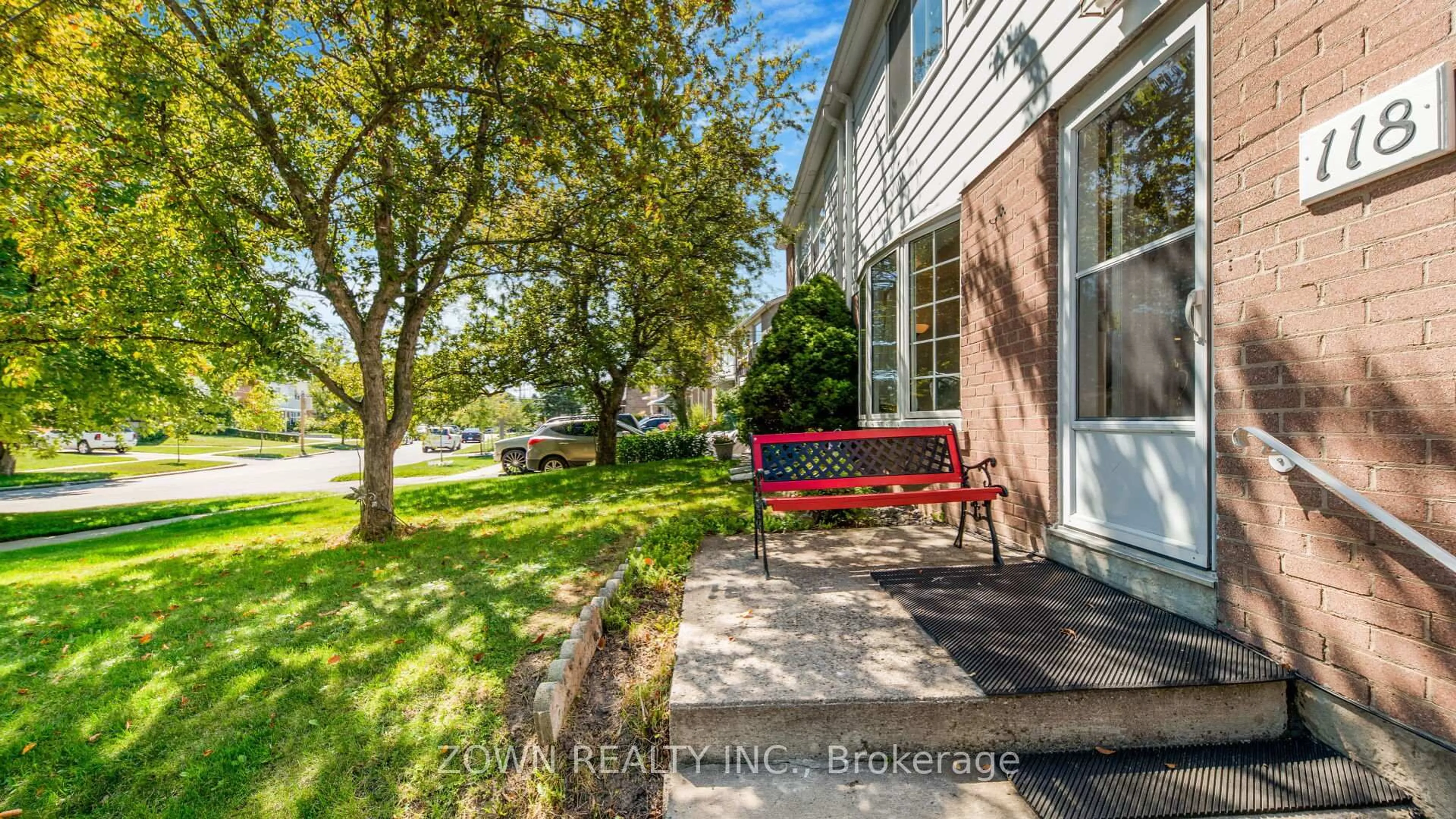 Patio, street for 118 Chestnut Cres, Toronto Ontario M1L 1Y5