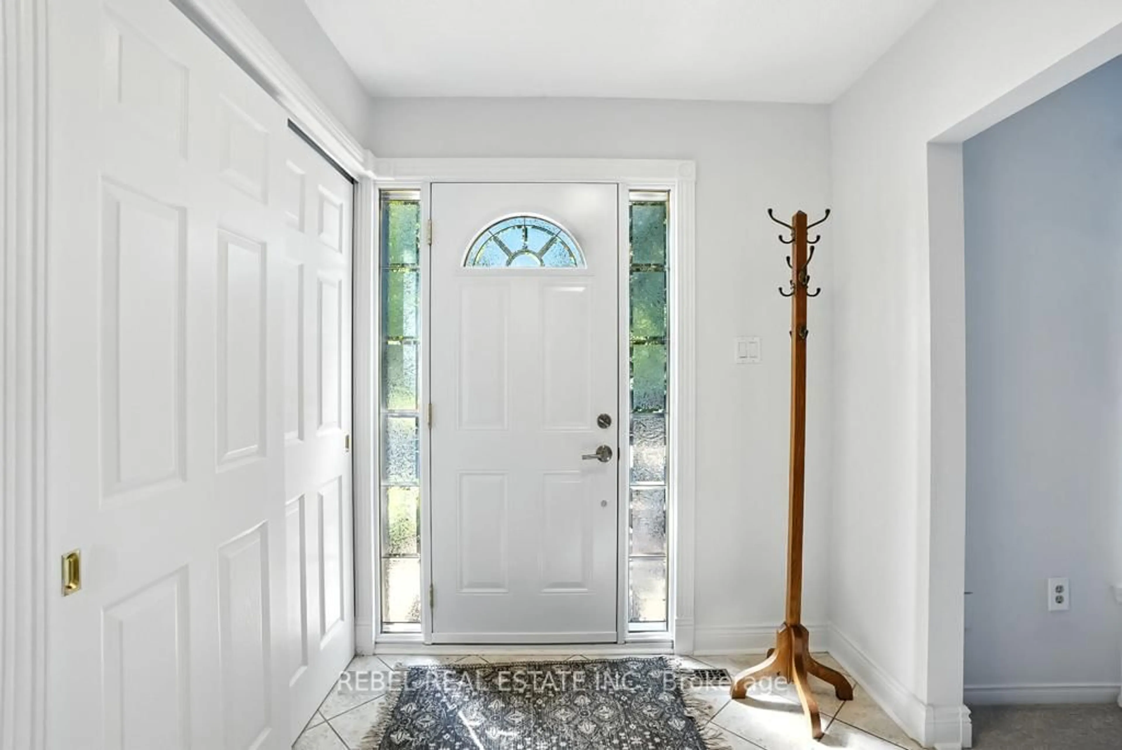 Indoor entryway for 1 Maplewood Dr, Whitby Ontario L1N 7B6