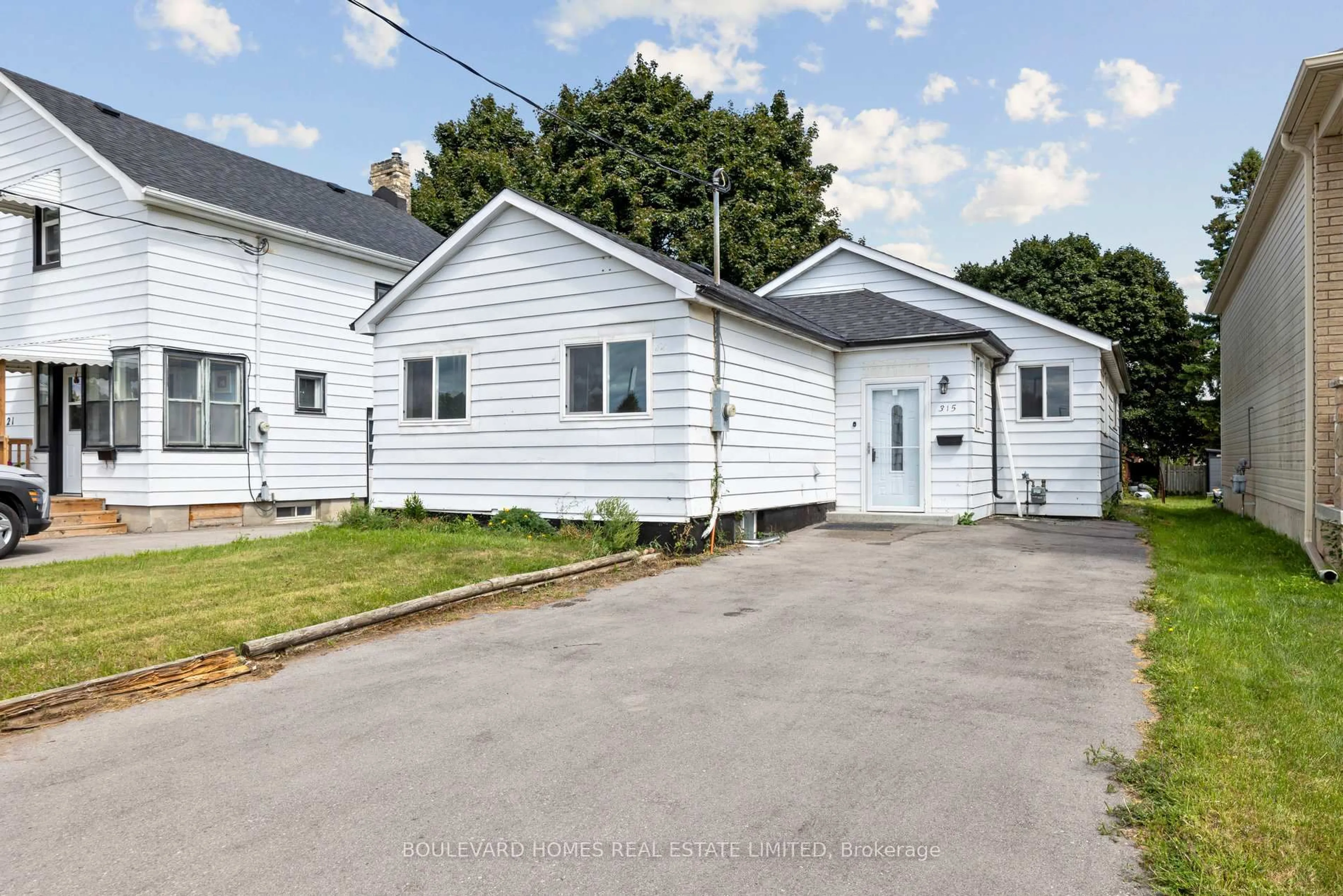 A pic from outside/outdoor area/front of a property/back of a property/a pic from drone, street for 315 Oshawa Blvd, Oshawa Ontario L1G 5T2