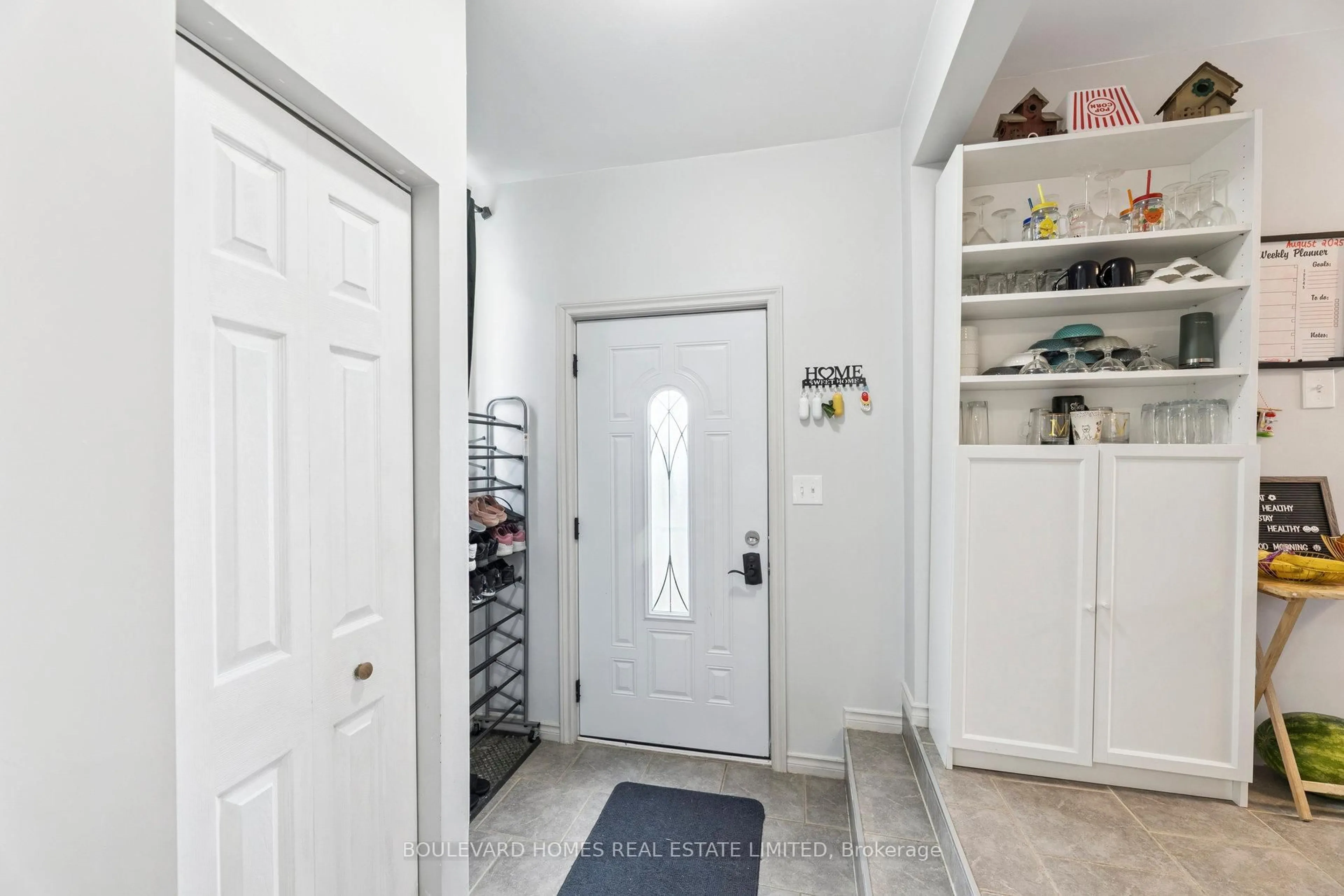 Indoor entryway for 315 Oshawa Blvd, Oshawa Ontario L1G 5T2
