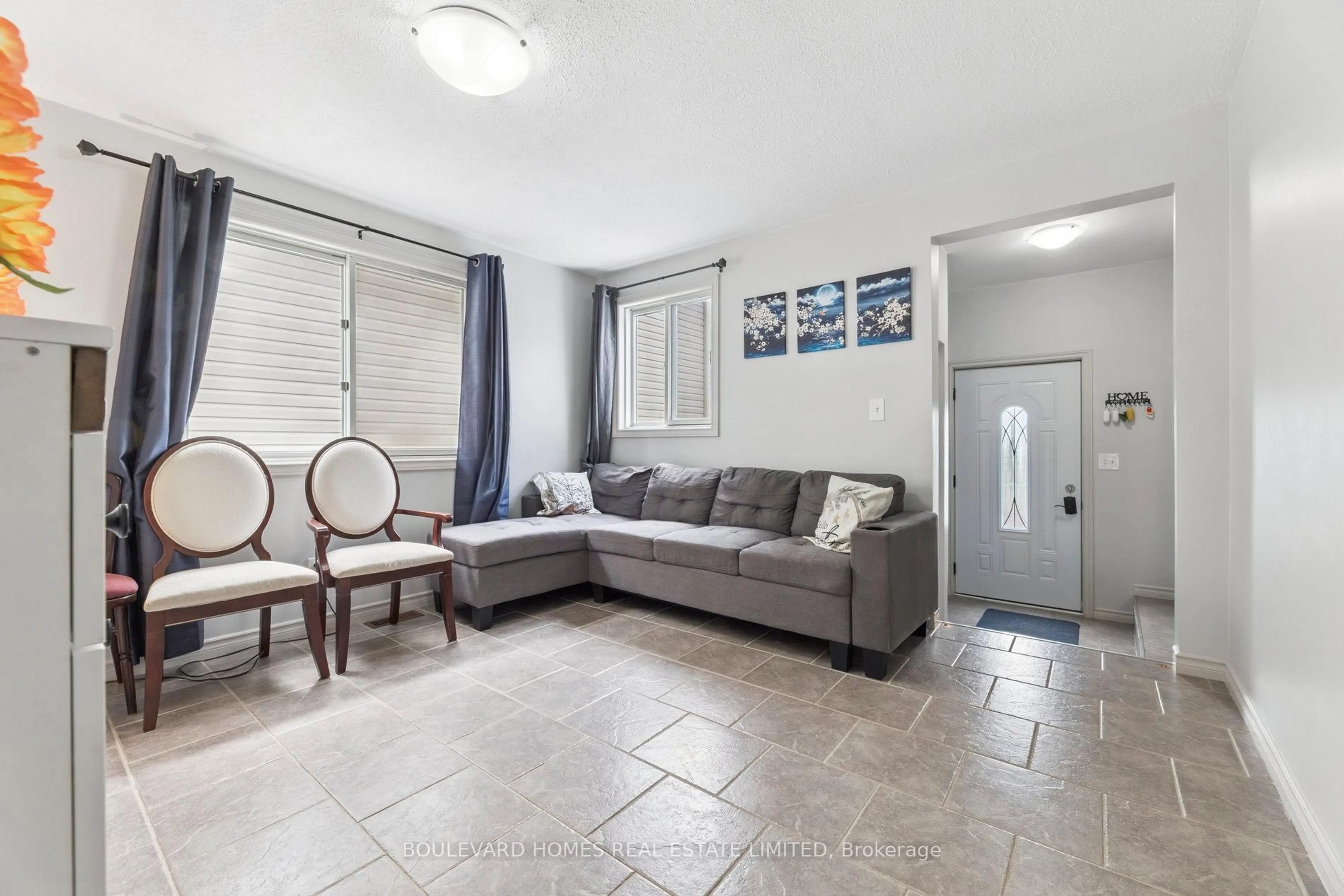 Living room with furniture, ceramic/tile floor for 315 Oshawa Blvd, Oshawa Ontario L1G 5T2