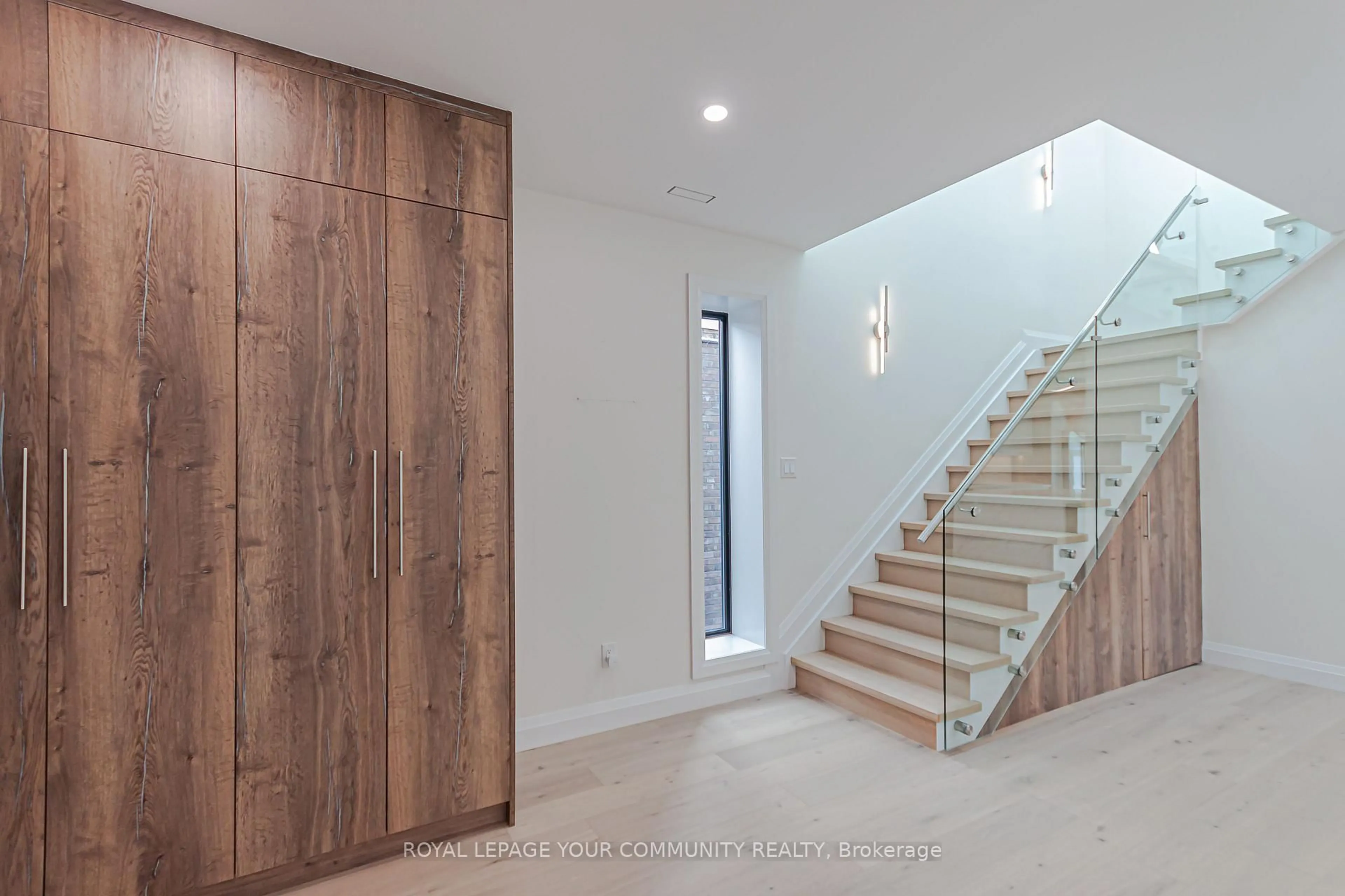 Indoor entryway for 89 Gainsborough Rd, Toronto Ontario M4L 3C3