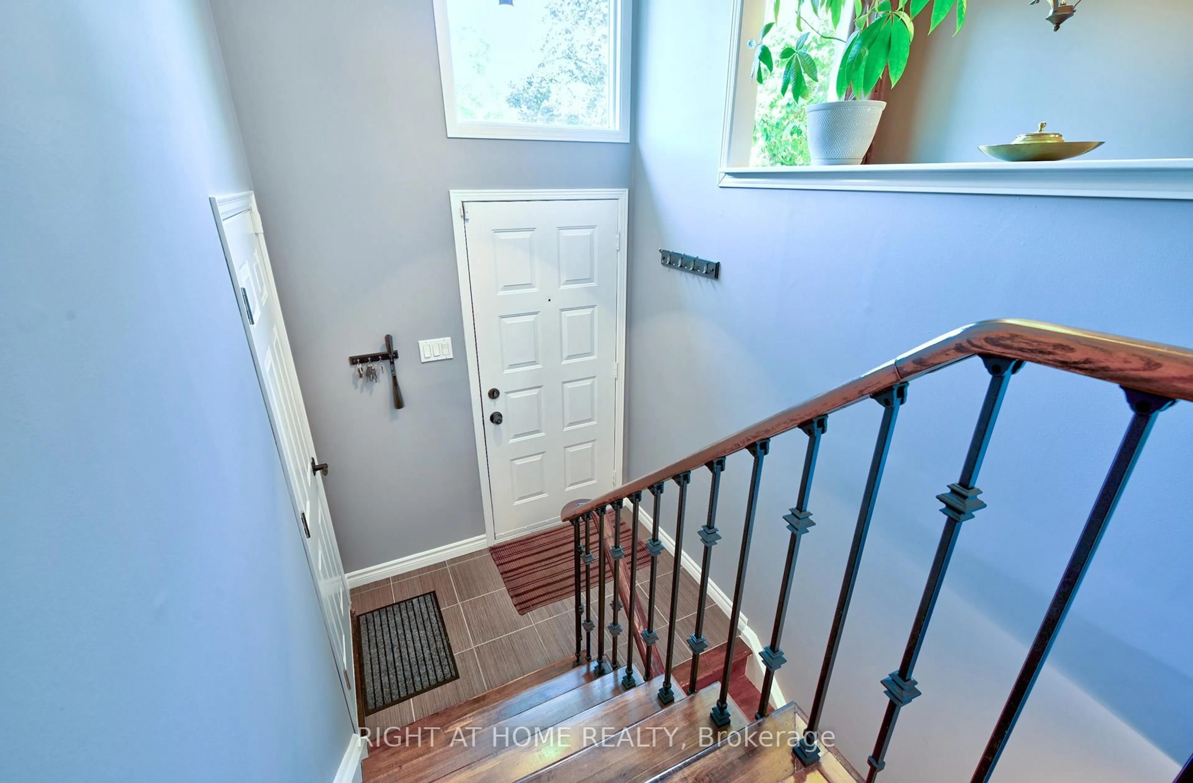 Indoor entryway for 144 Trudeau Dr, Clarington Ontario L1C 4J4