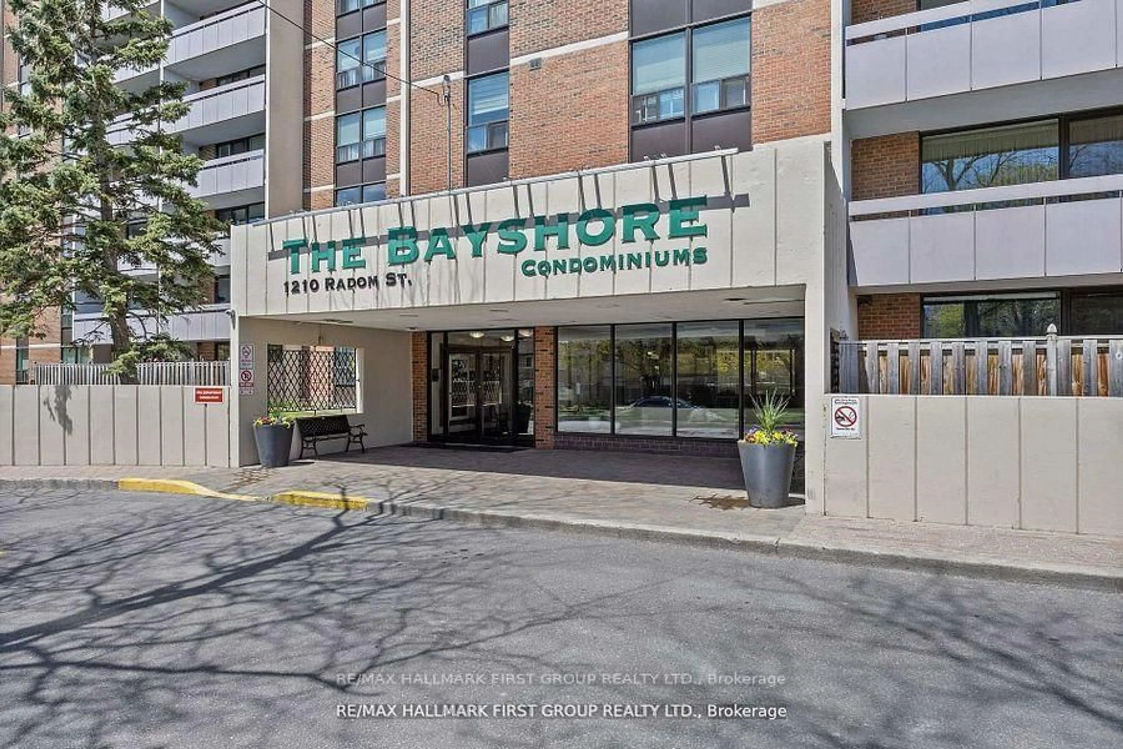 Indoor foyer for 1210 Radom St #307, Pickering Ontario L1W 2Z3