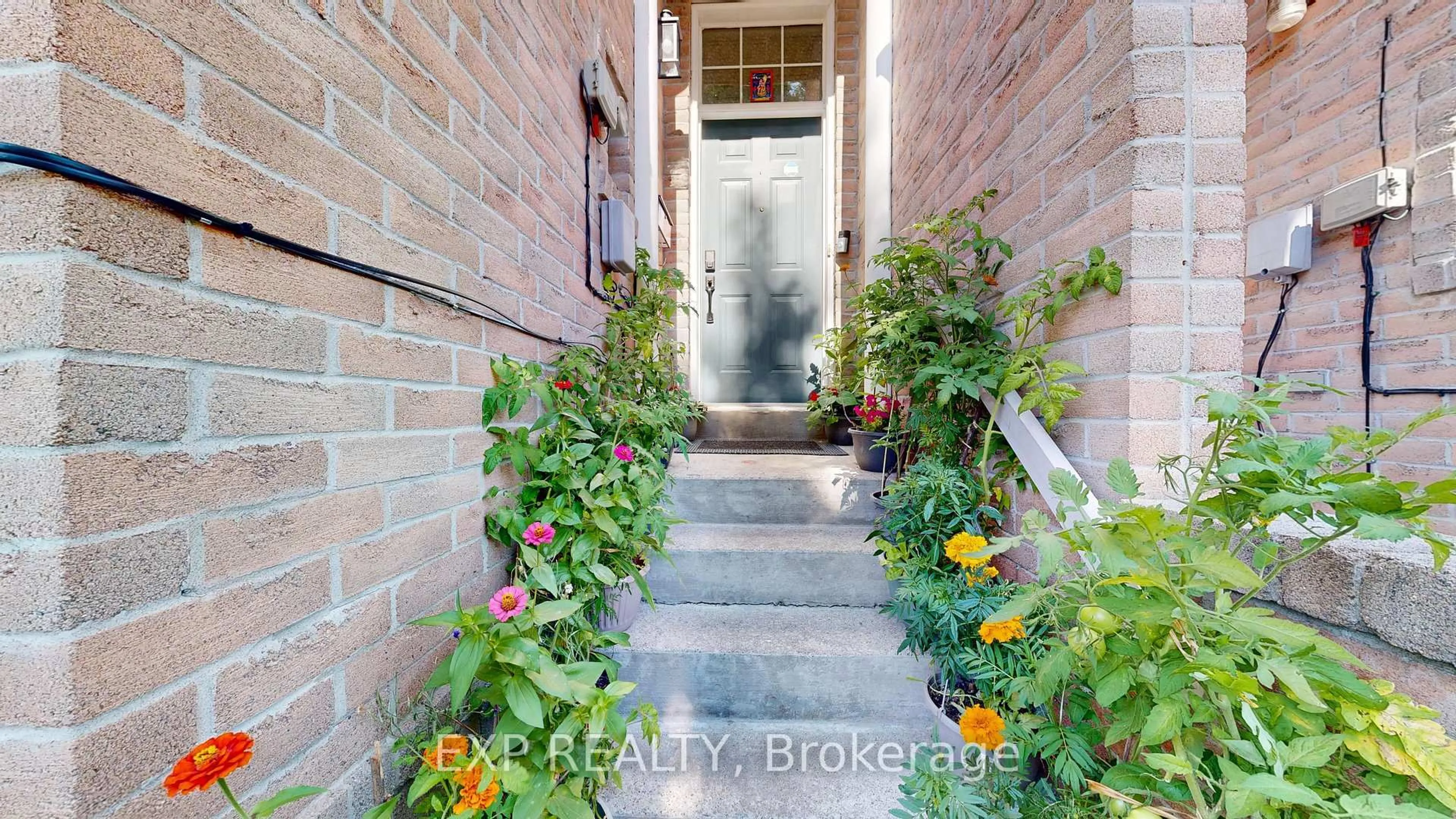 Indoor entryway for 96 Conn Smythe Dr, Toronto Ontario M1J 3P5