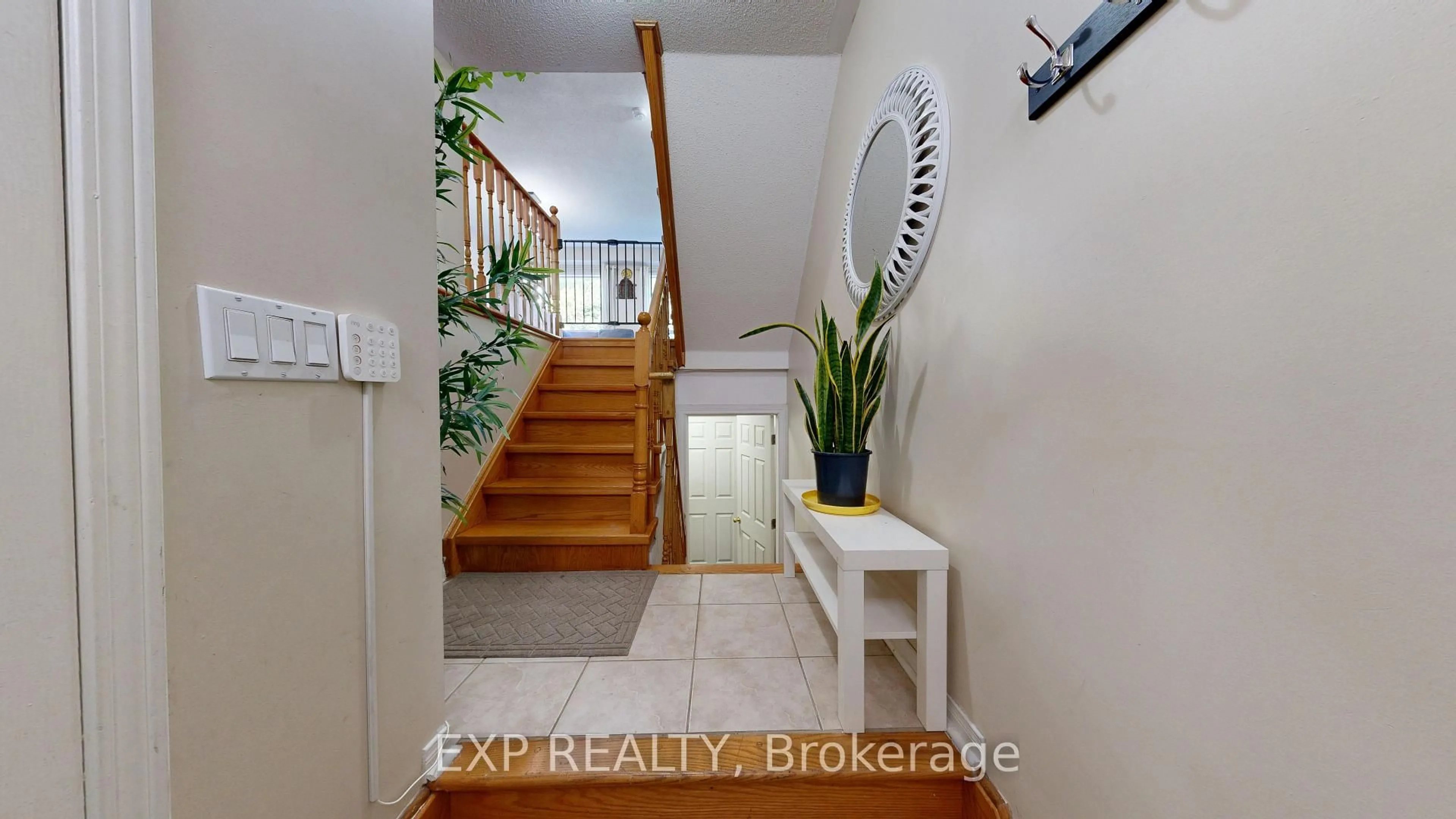 Indoor entryway for 96 Conn Smythe Dr, Toronto Ontario M1J 3P5