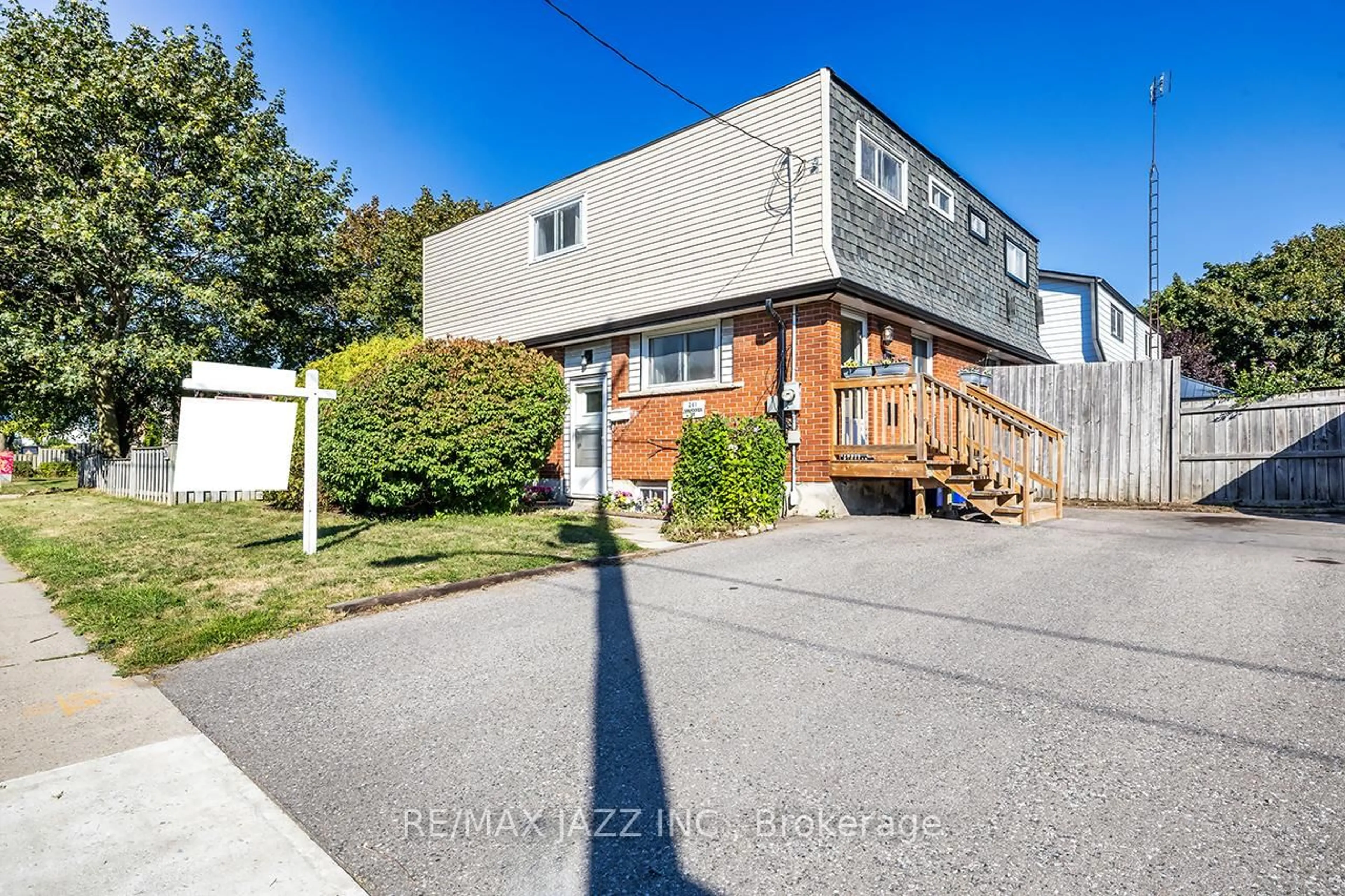 A pic from outside/outdoor area/front of a property/back of a property/a pic from drone, street for 261 Vancouver St, Oshawa Ontario L1J 5X7