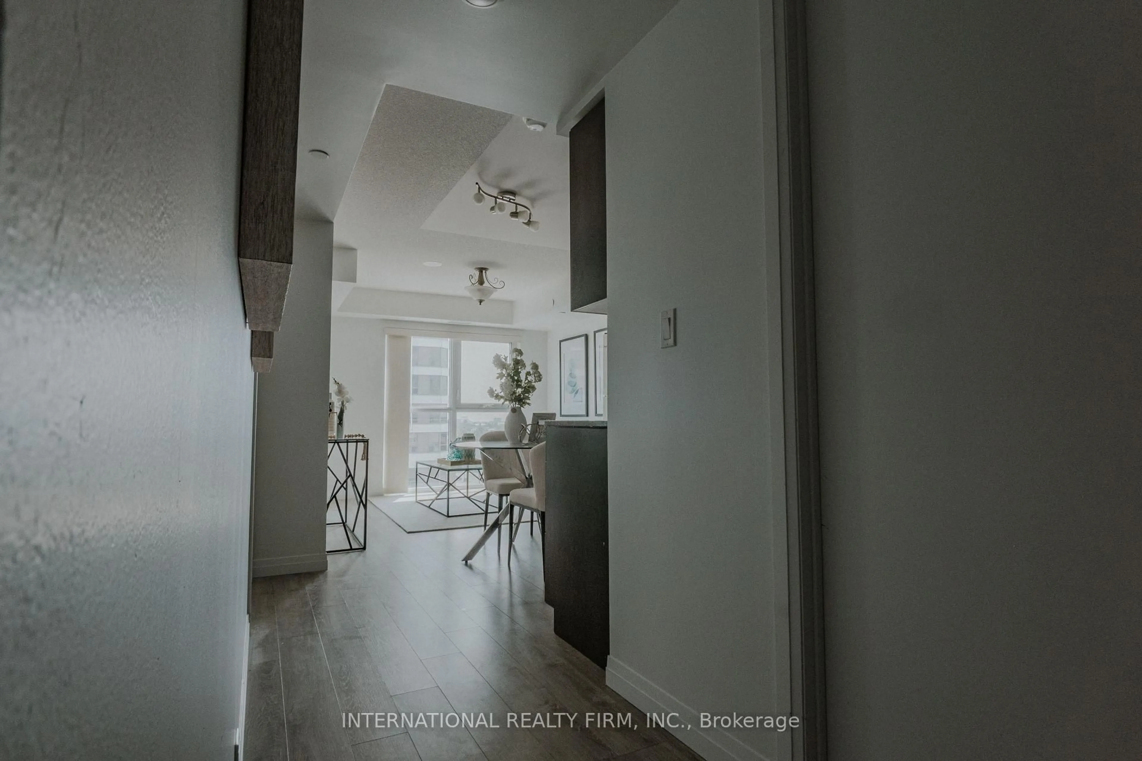 Indoor foyer for 2152 Lawrence Ave #507, Toronto Ontario M1R 0B5
