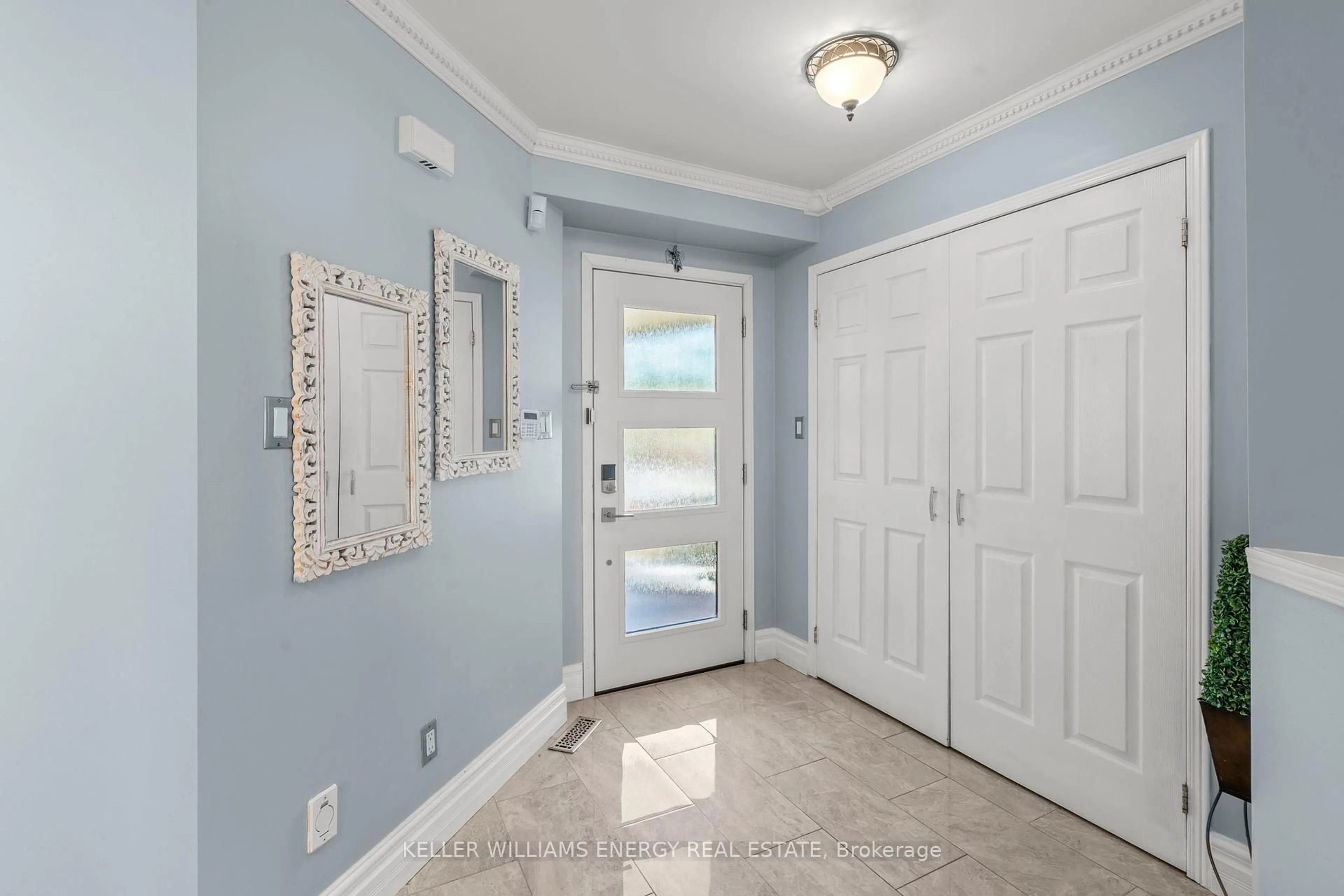 Indoor entryway for 77 James Rowe Crt, Whitby Ontario L1R 2Y3