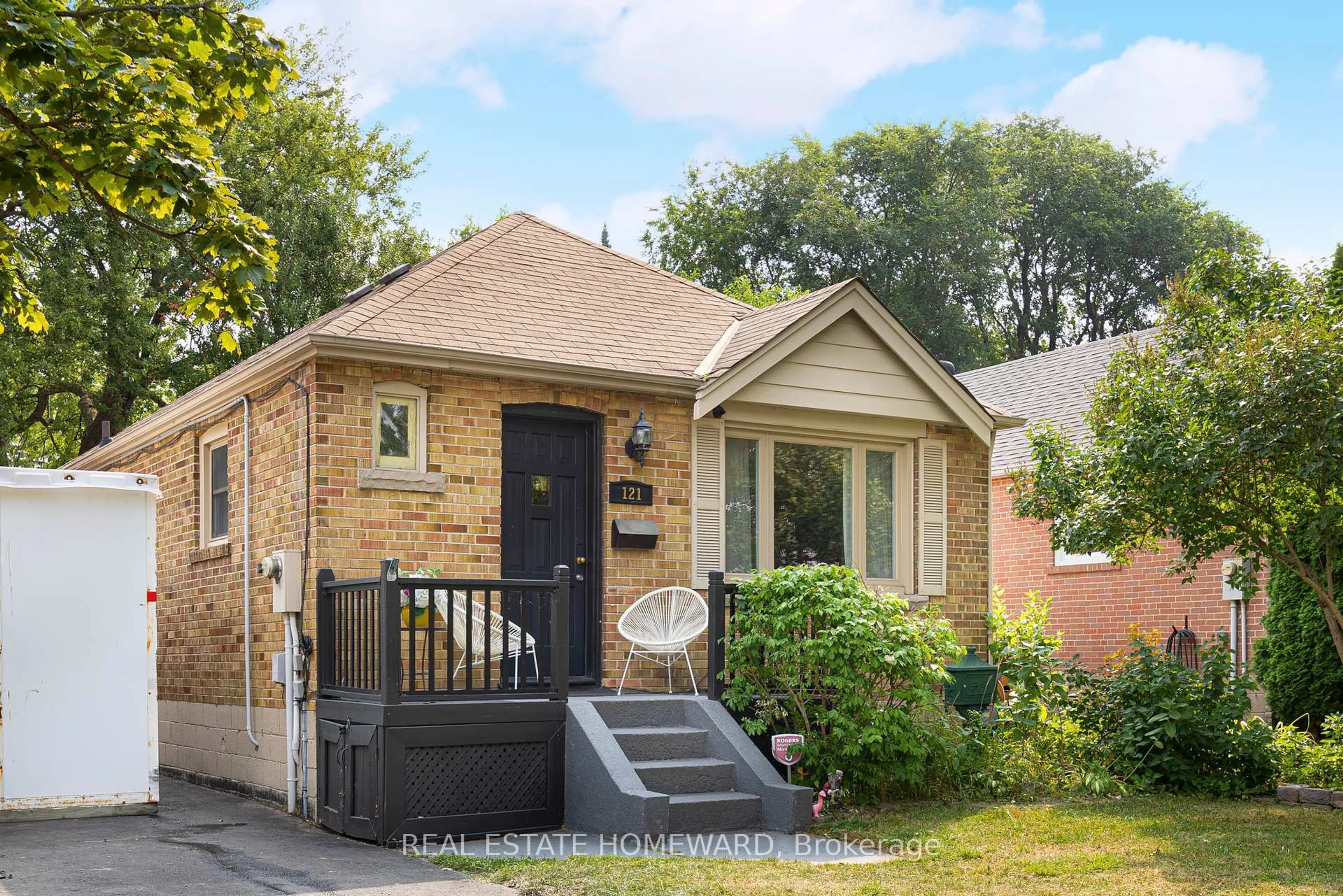 Home with brick exterior material, street for 121 Sandown Ave, Toronto Ontario M1N 3W6