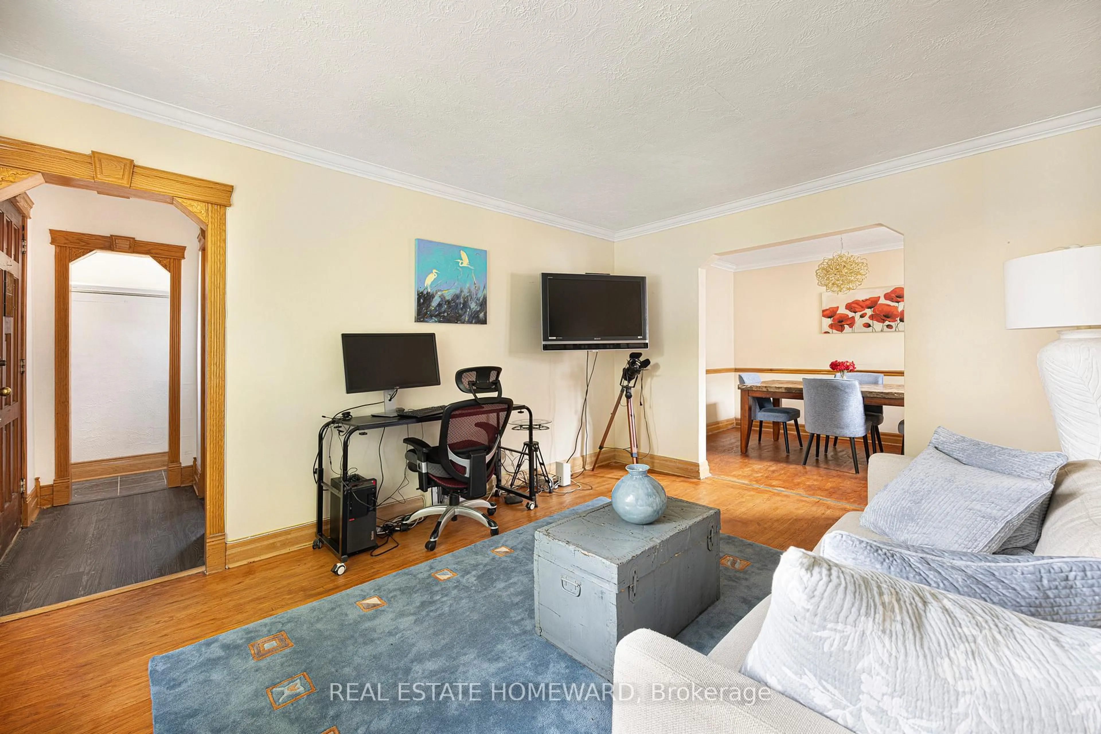 Living room with furniture, wood/laminate floor for 121 Sandown Ave, Toronto Ontario M1N 3W6