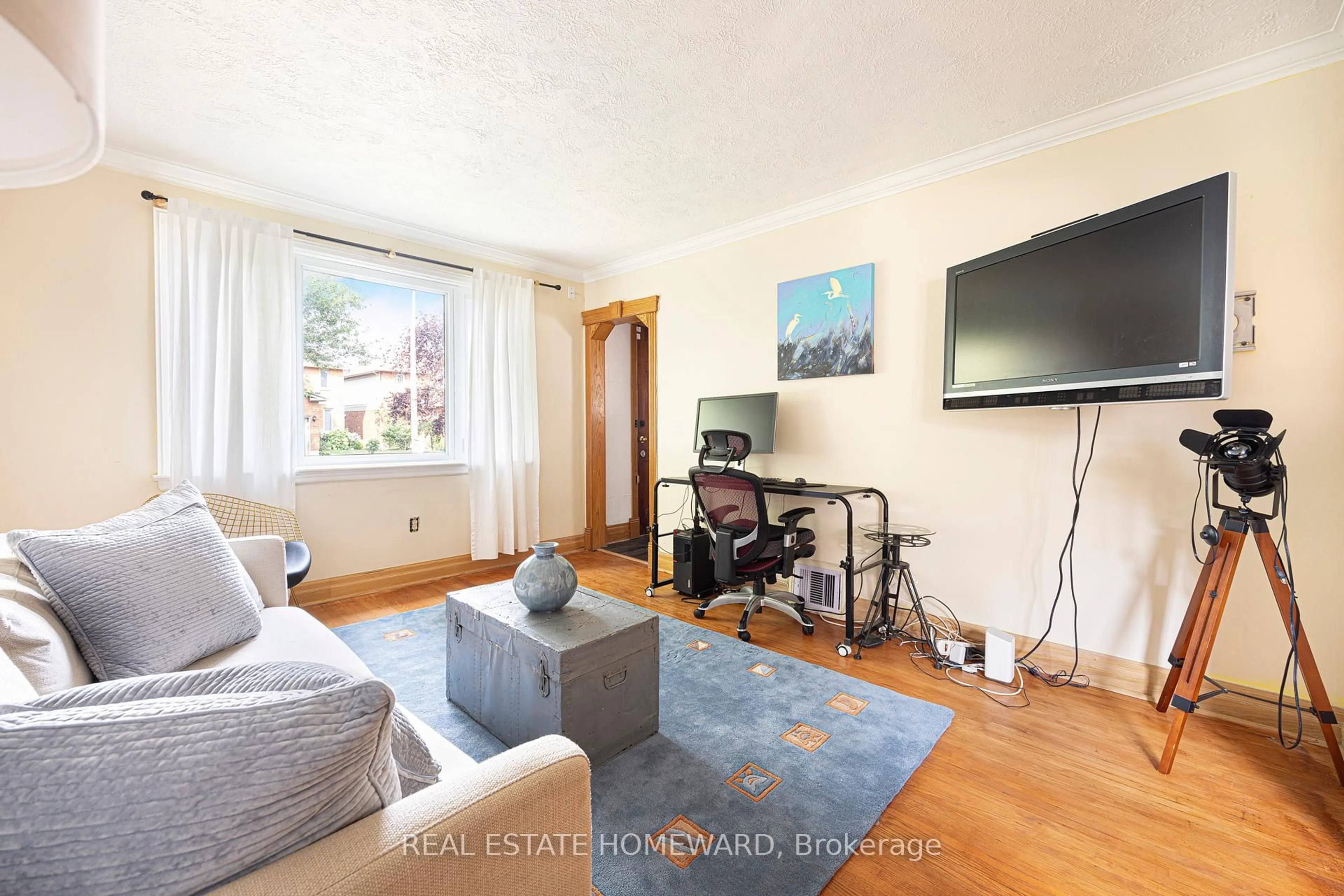 Living room with furniture, wood/laminate floor for 121 Sandown Ave, Toronto Ontario M1N 3W6