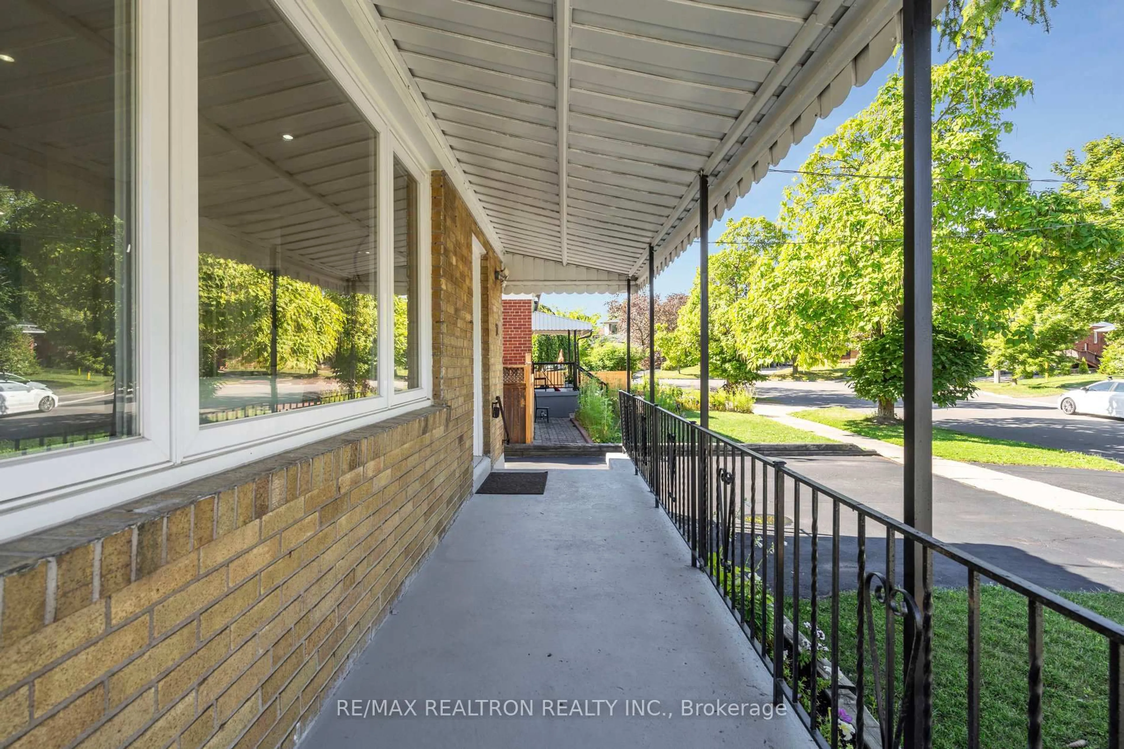 Patio, street for 22 Citadel Dr, Toronto Ontario M1K 4S4