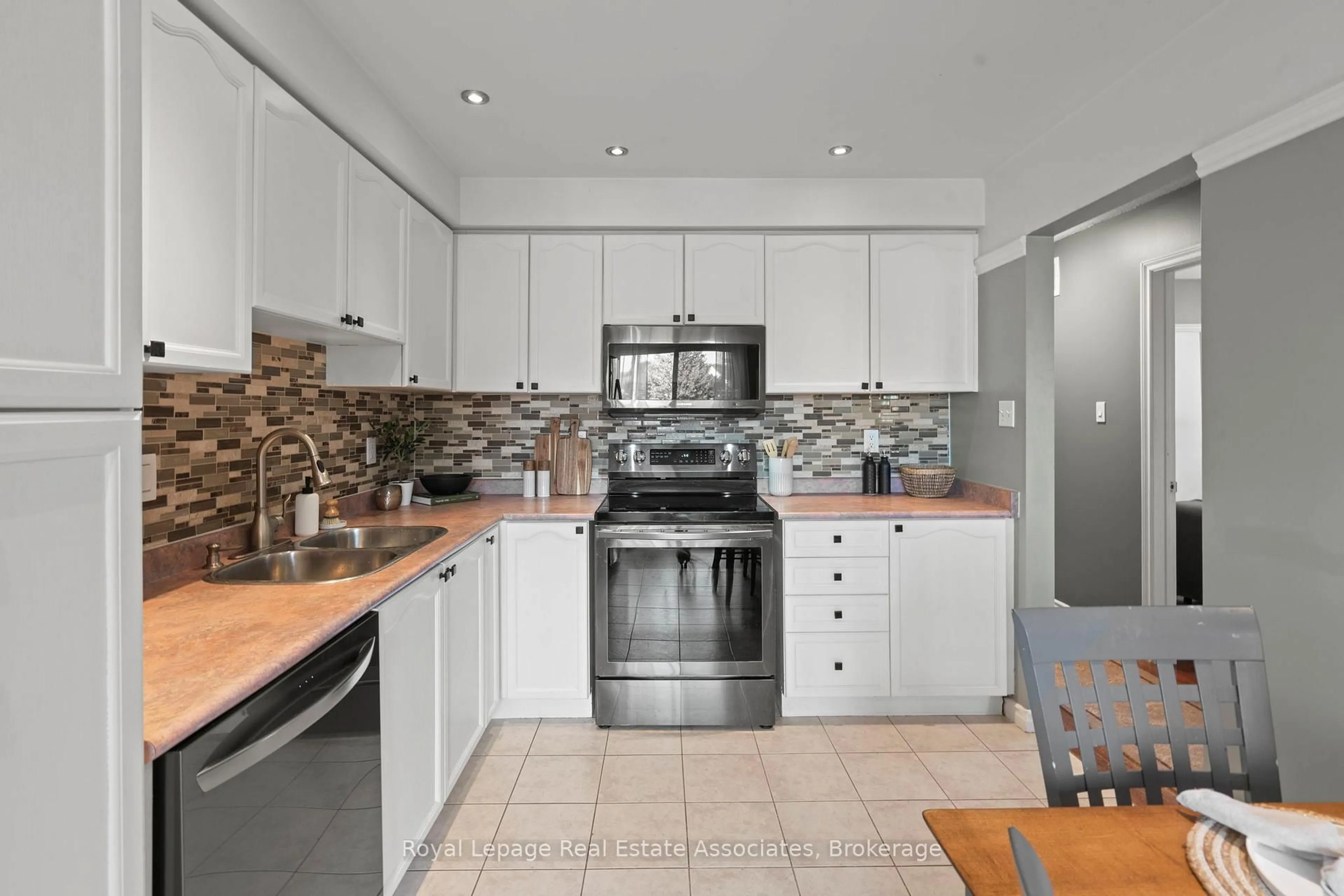 Unknown for 35 Willey Dr, Clarington Ontario L1C 4Z7