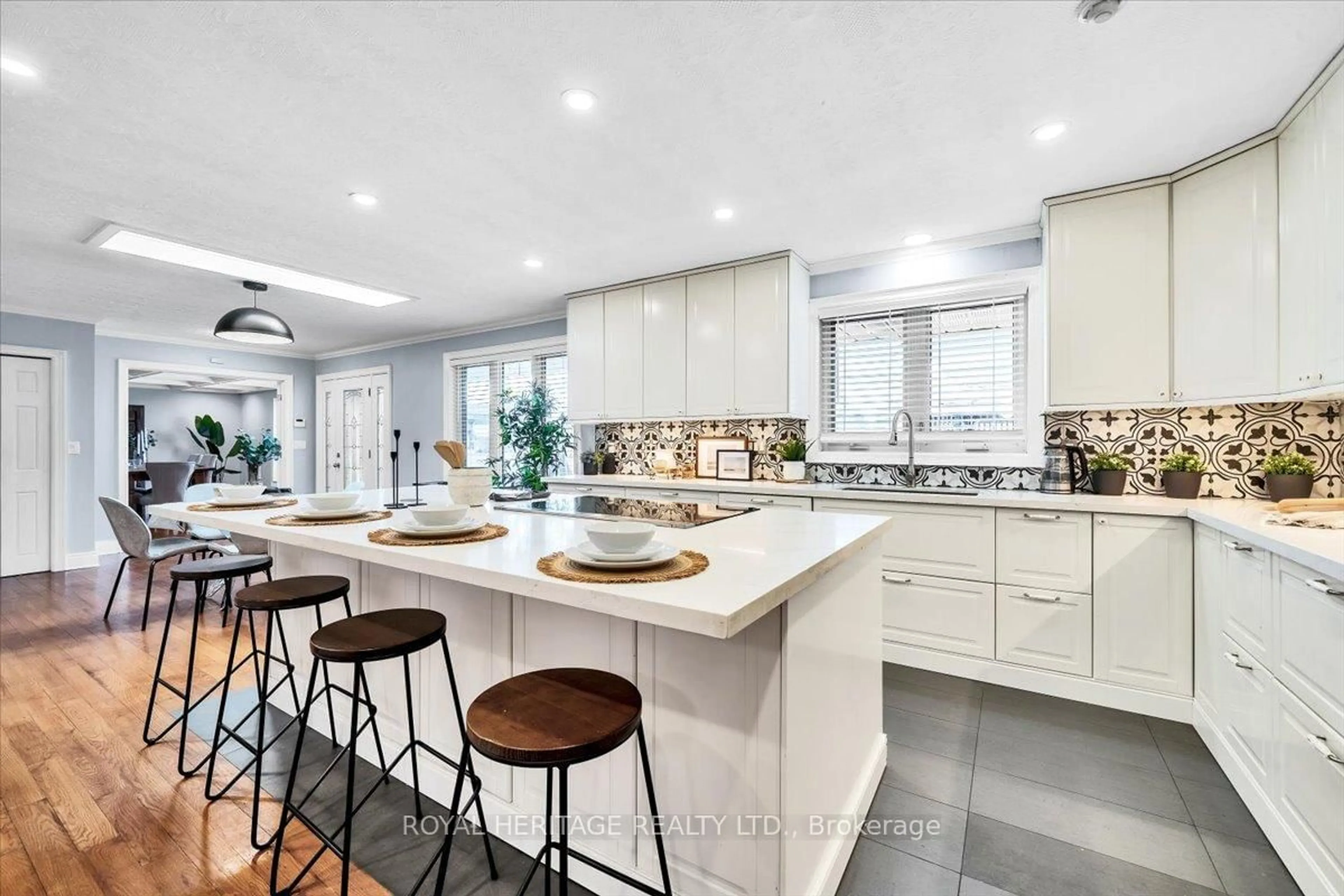 Open concept kitchen, ceramic/tile floor for 10420 Russell Rd, Scugog Ontario L9L 1B3