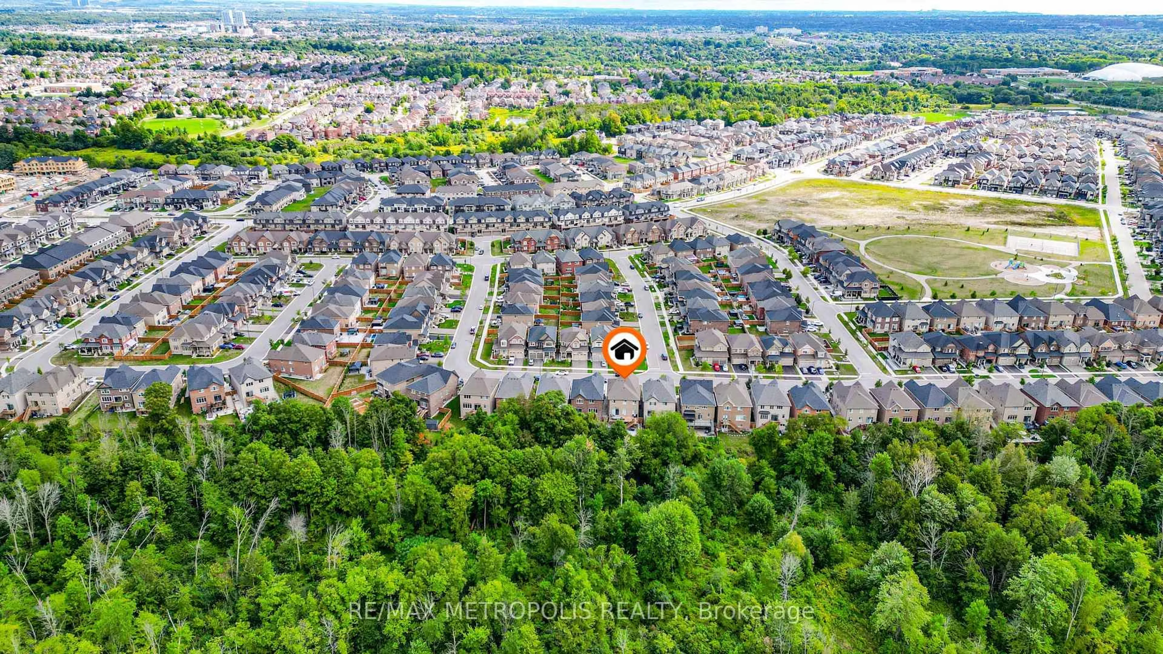 A pic from outside/outdoor area/front of a property/back of a property/a pic from drone, street for 141 AUCKLAND Dr, Whitby Ontario L1P 0J2