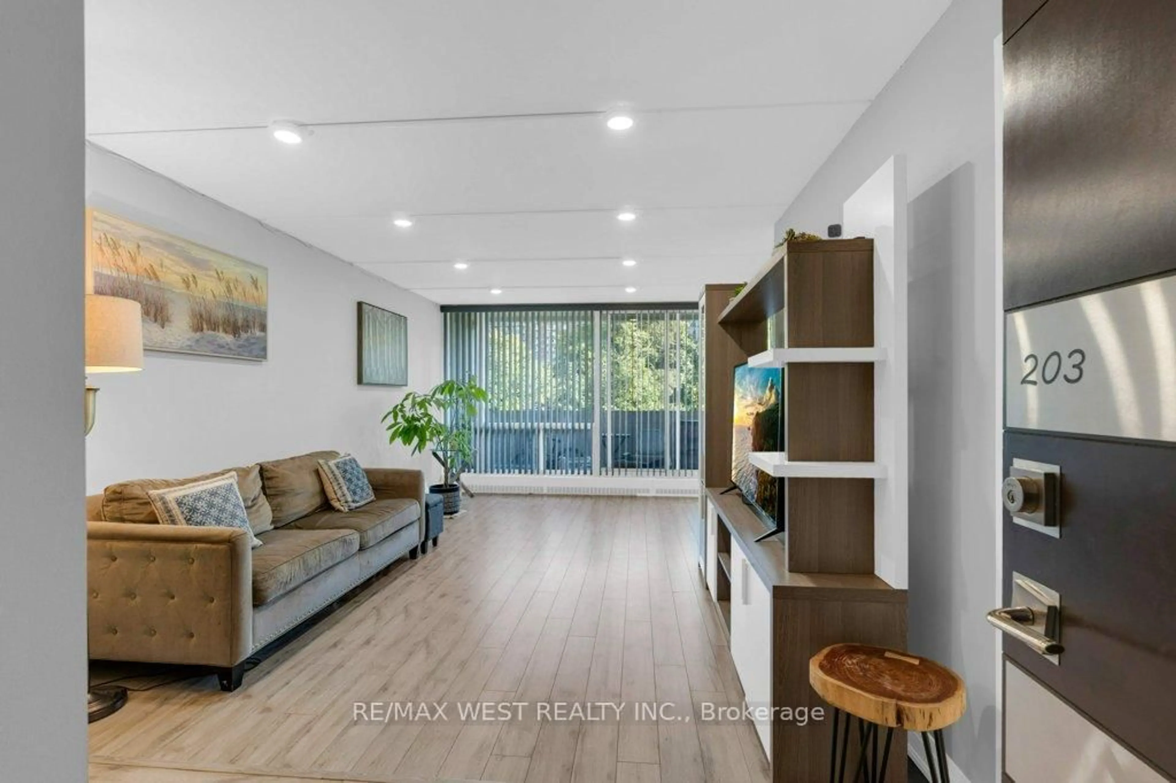 Unknown for 2 Glamorgan Ave #203, Toronto Ontario M1P 2M8