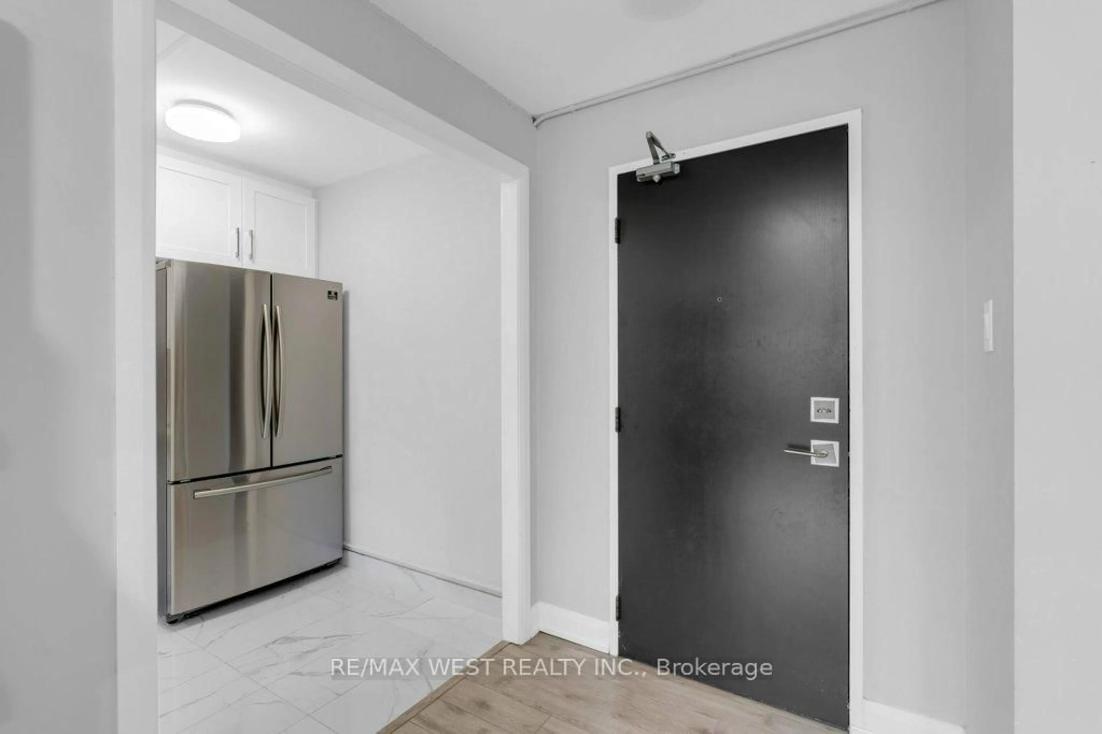 Indoor entryway for 2 Glamorgan Ave #203, Toronto Ontario M1P 2M8