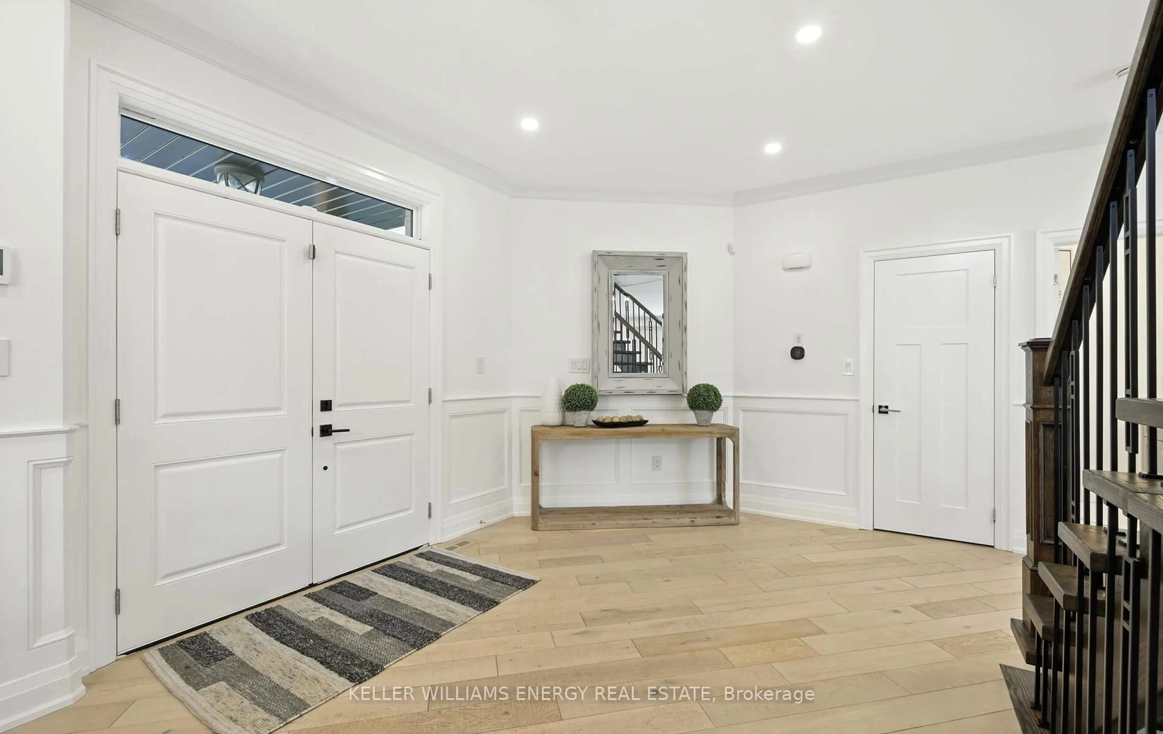 Indoor entryway for 96 Kingsdale Dr, Oshawa Ontario L1G 2G2