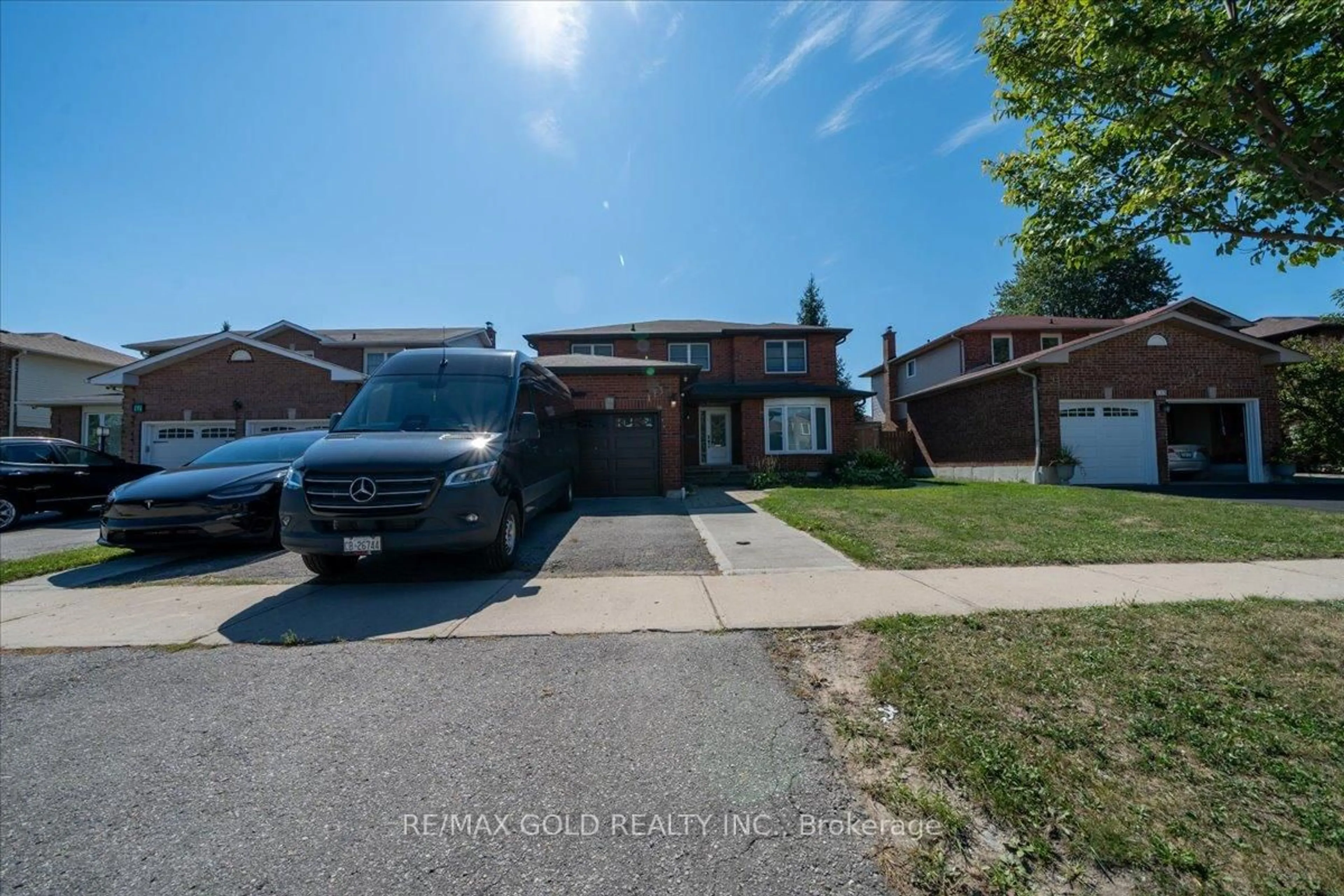 A pic from outside/outdoor area/front of a property/back of a property/a pic from drone, street for 113 Rollo Dr, Ajax Ontario L1S 7C1