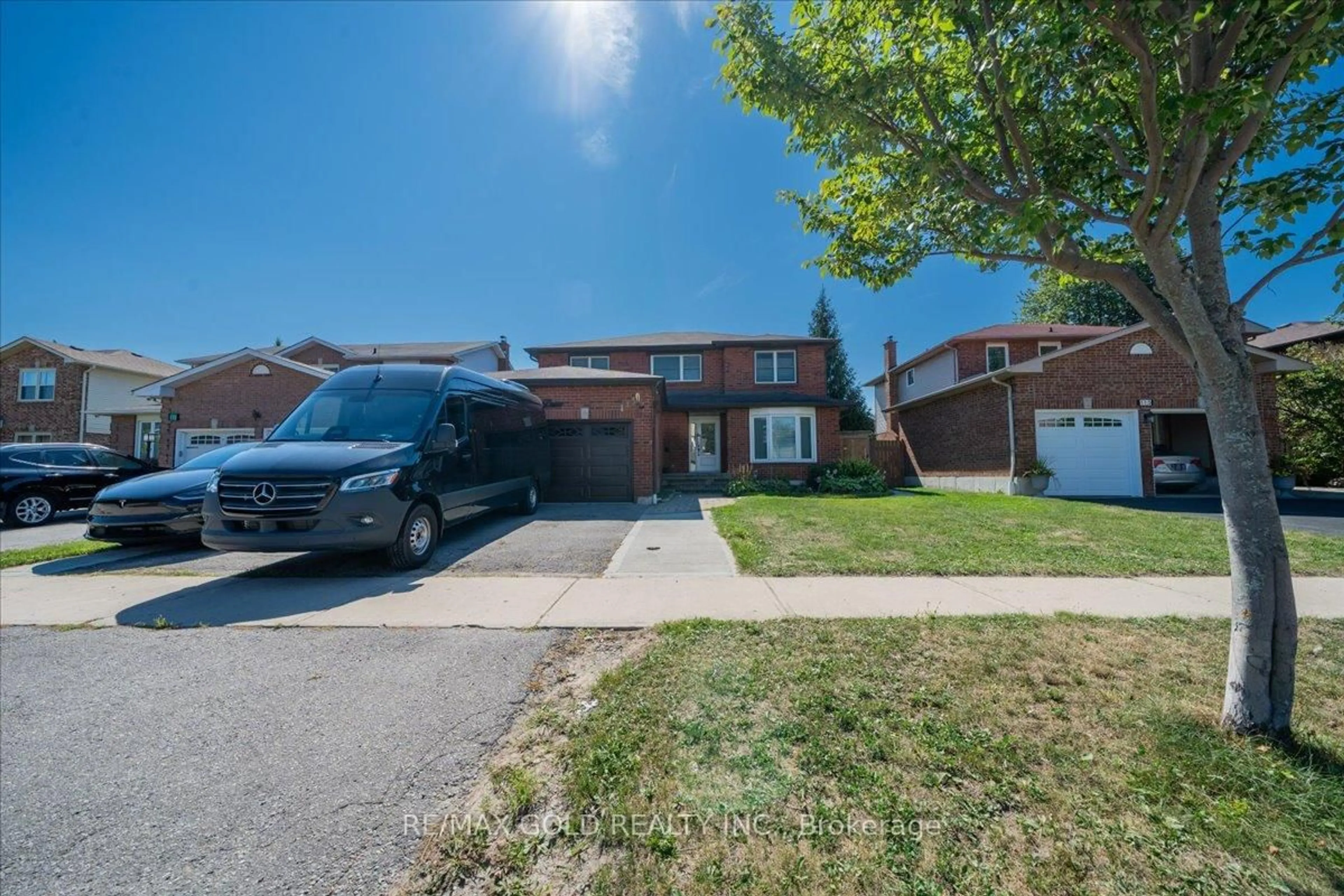 A pic from outside/outdoor area/front of a property/back of a property/a pic from drone, street for 113 Rollo Dr, Ajax Ontario L1S 7C1