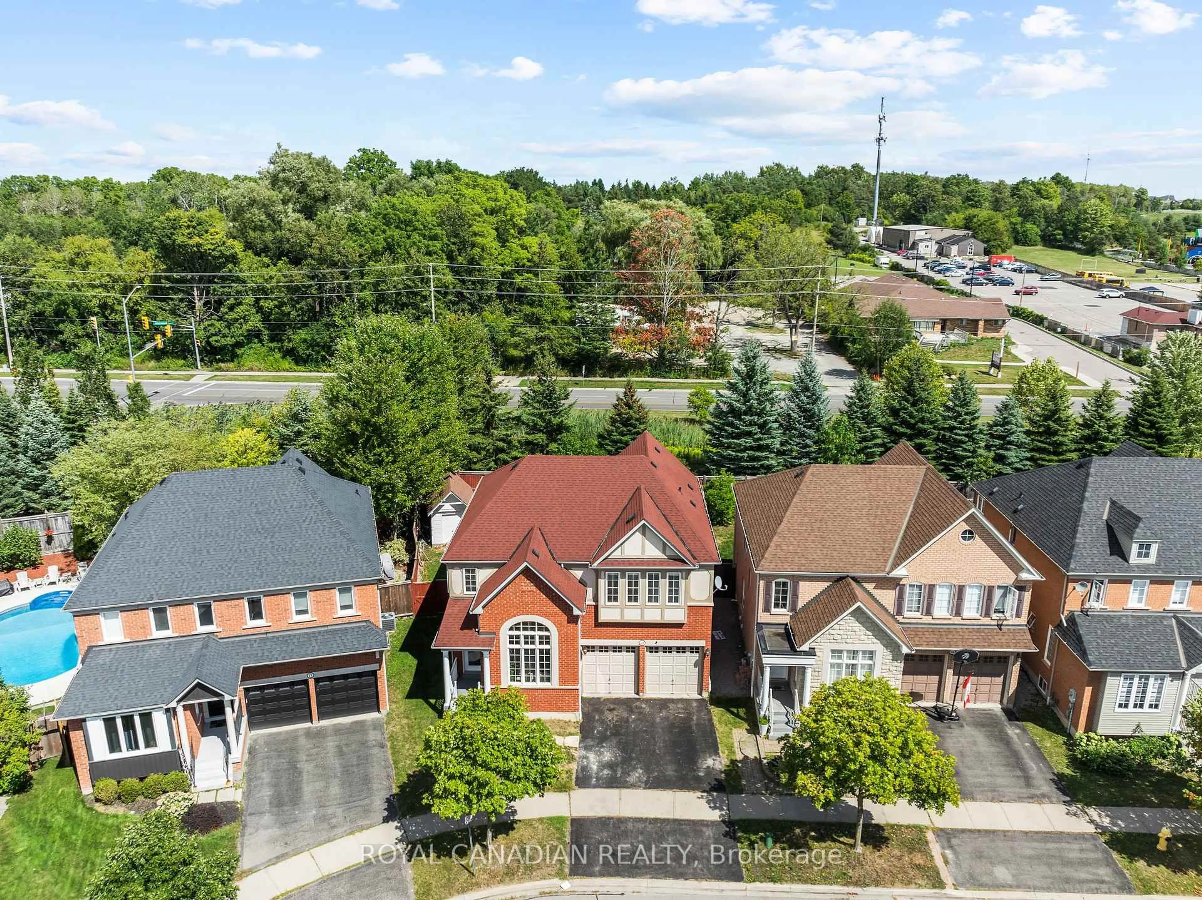 A pic from outside/outdoor area/front of a property/back of a property/a pic from drone, street for 70 Morland Cres, Ajax Ontario L1T 4P5