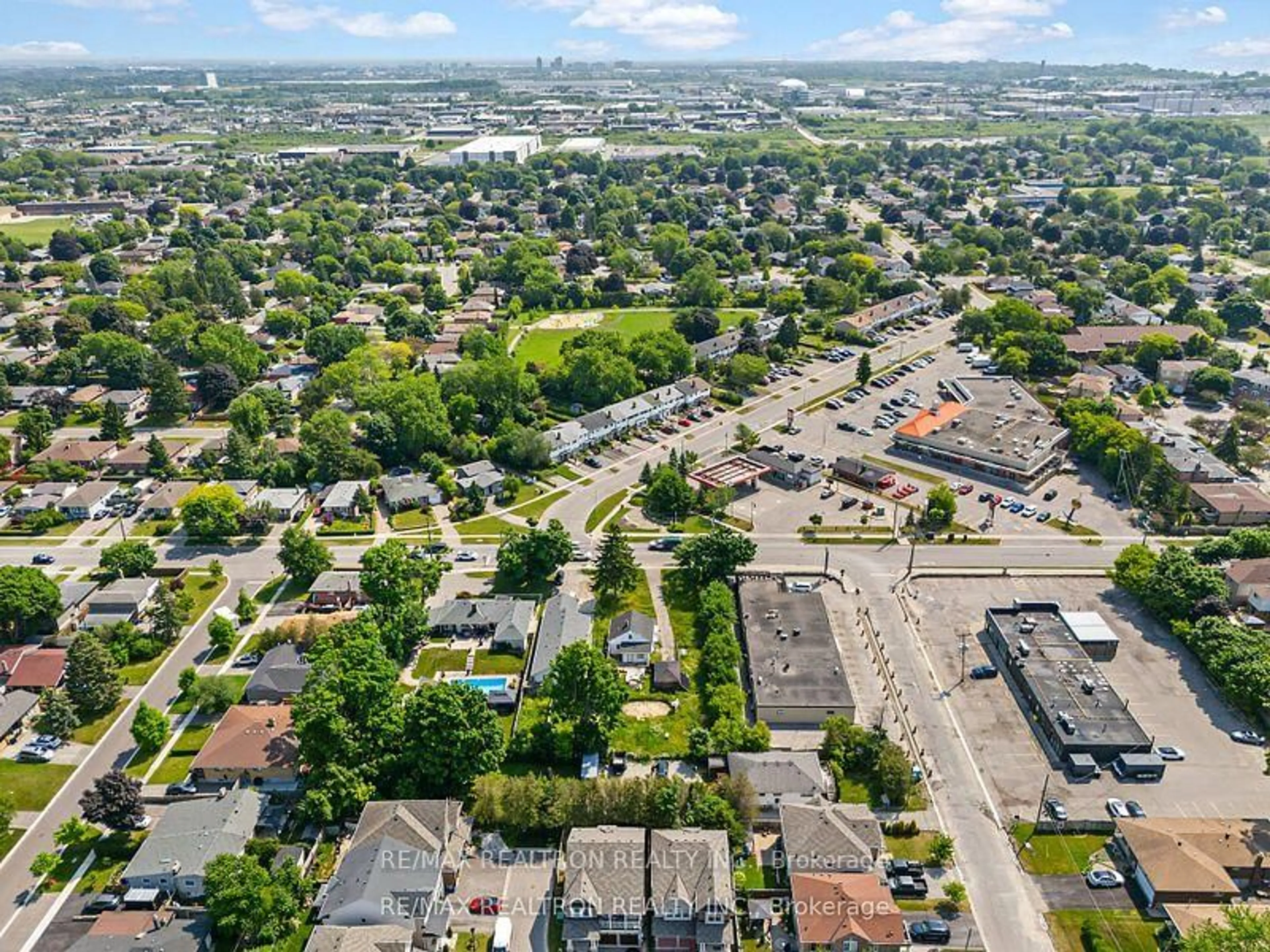 A pic from outside/outdoor area/front of a property/back of a property/a pic from drone, street for 780 Liverpool Rd, Pickering Ontario L1W 1S1