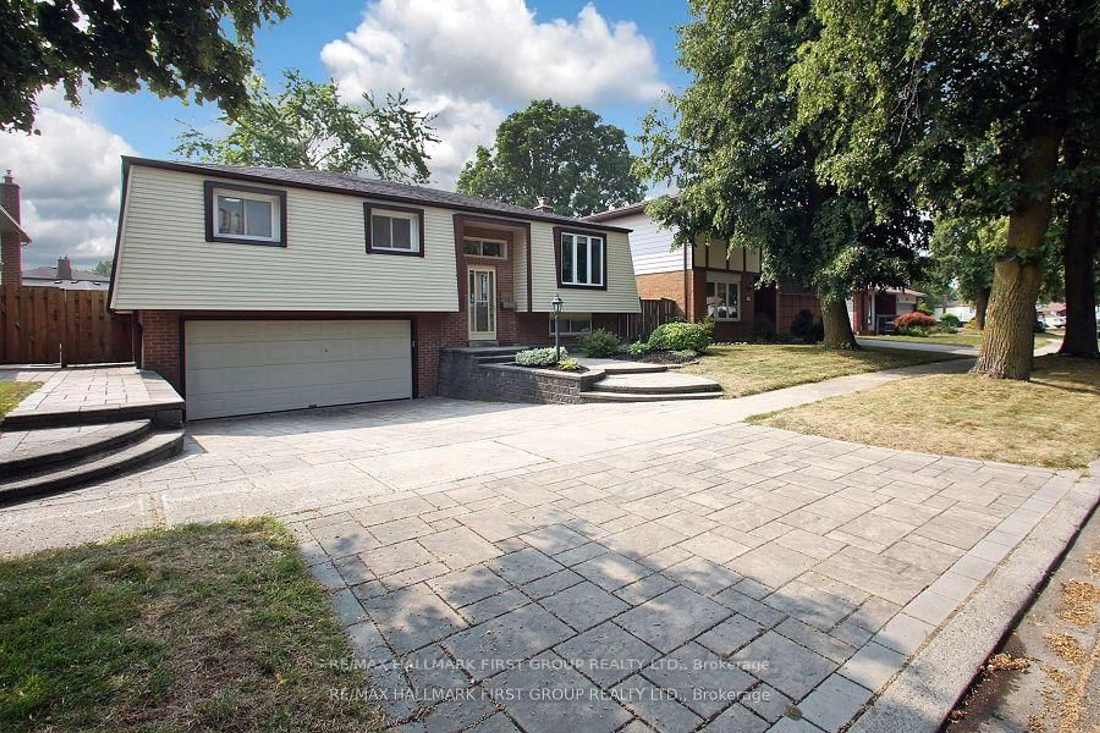 A pic from outside/outdoor area/front of a property/back of a property/a pic from drone, street for 89 Michael Blvd, Whitby Ontario L1N 5Y3