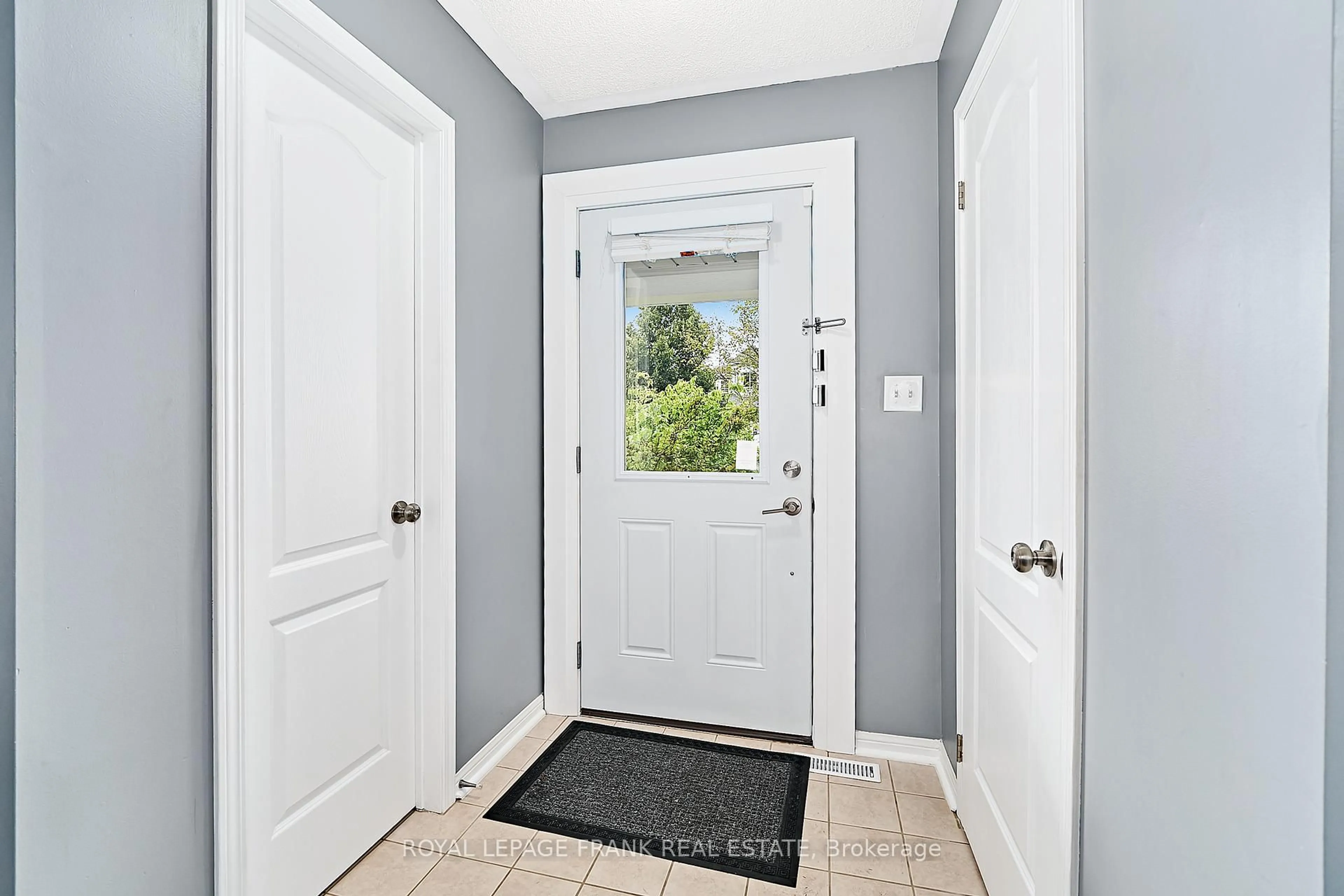 Indoor entryway for 29 Carveth Cres, Clarington Ontario L1B 1N3