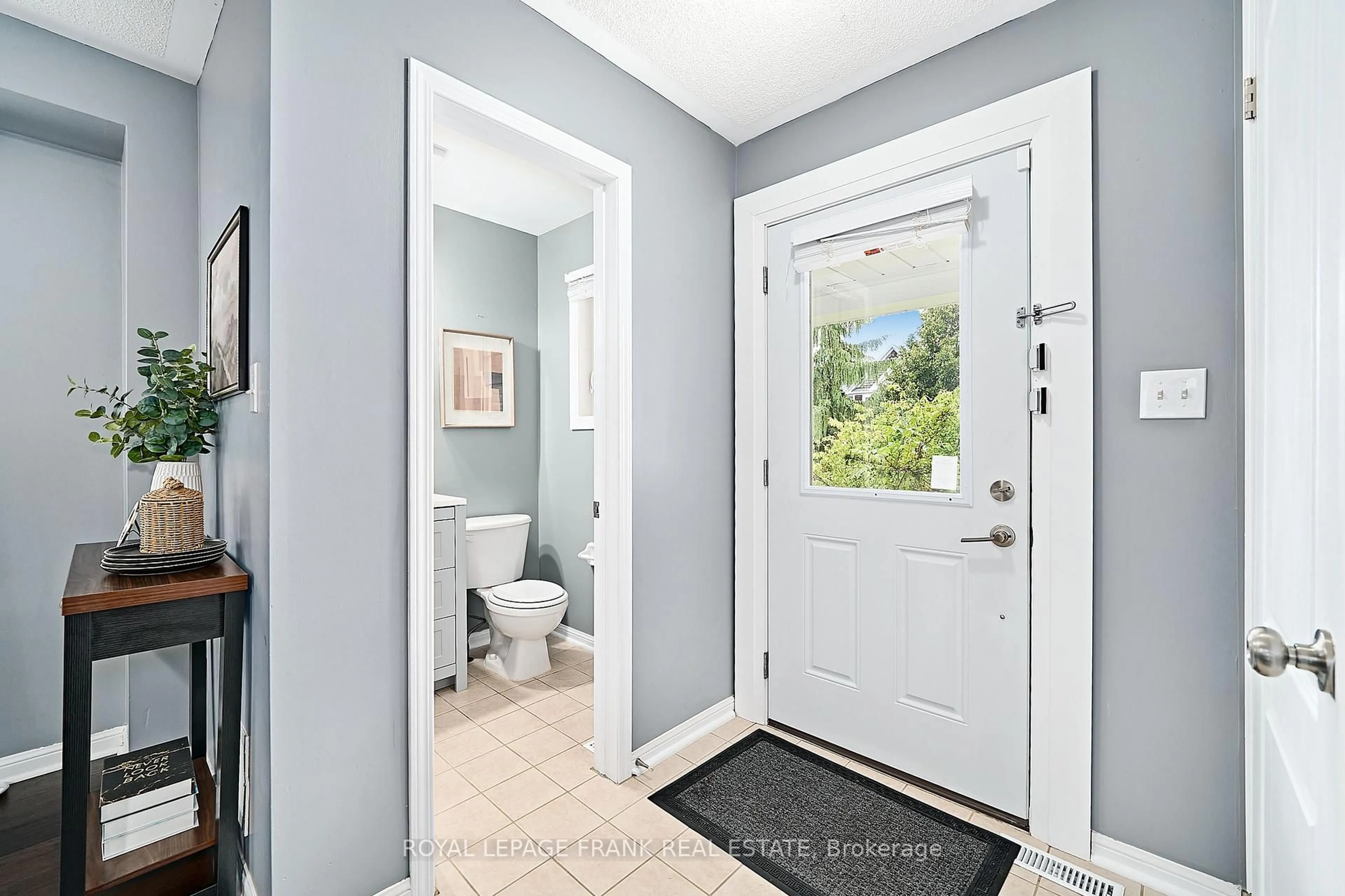 Indoor entryway for 29 Carveth Cres, Clarington Ontario L1B 1N3