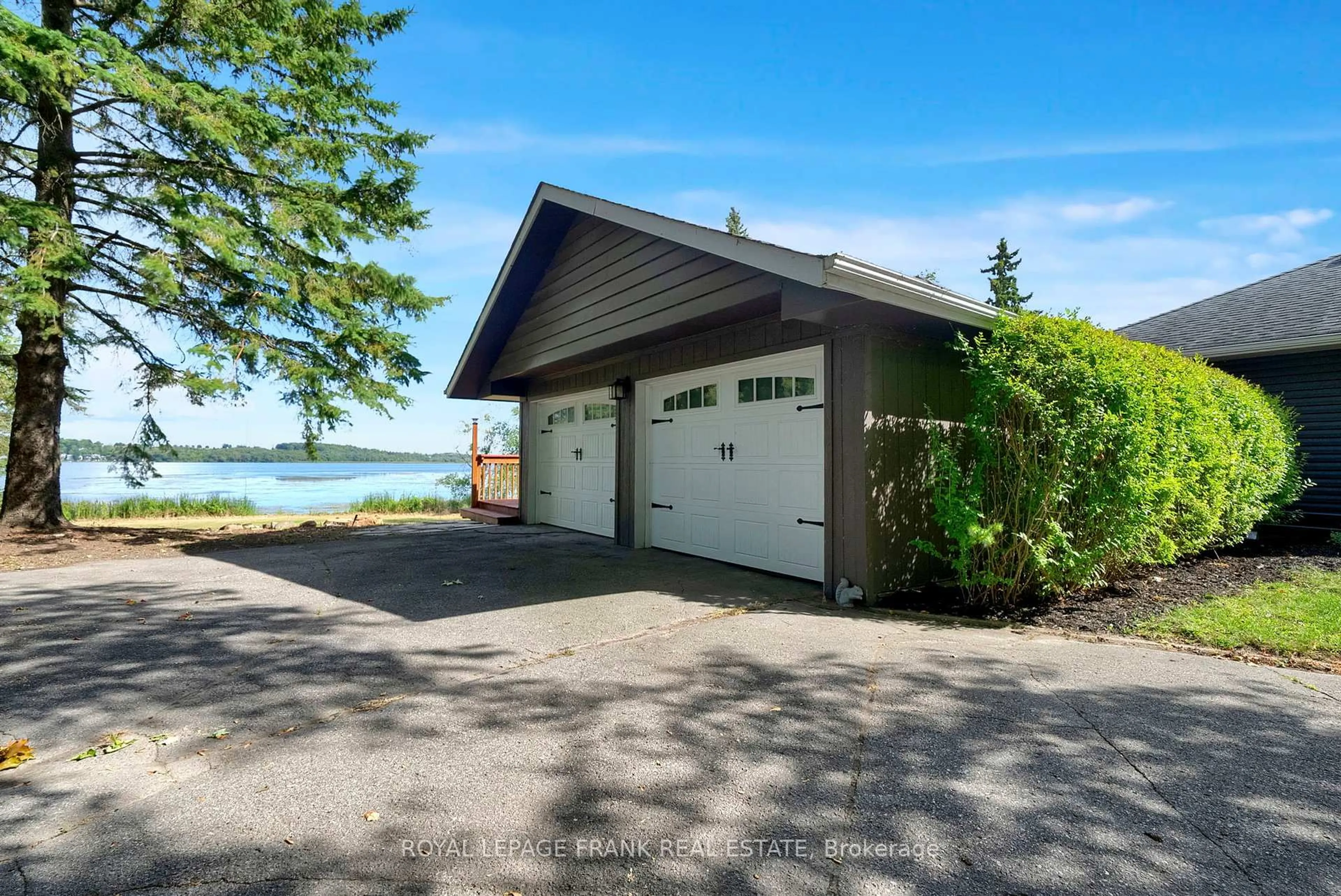 Indoor garage for 230 Beech St, Scugog Ontario L9L 1N6