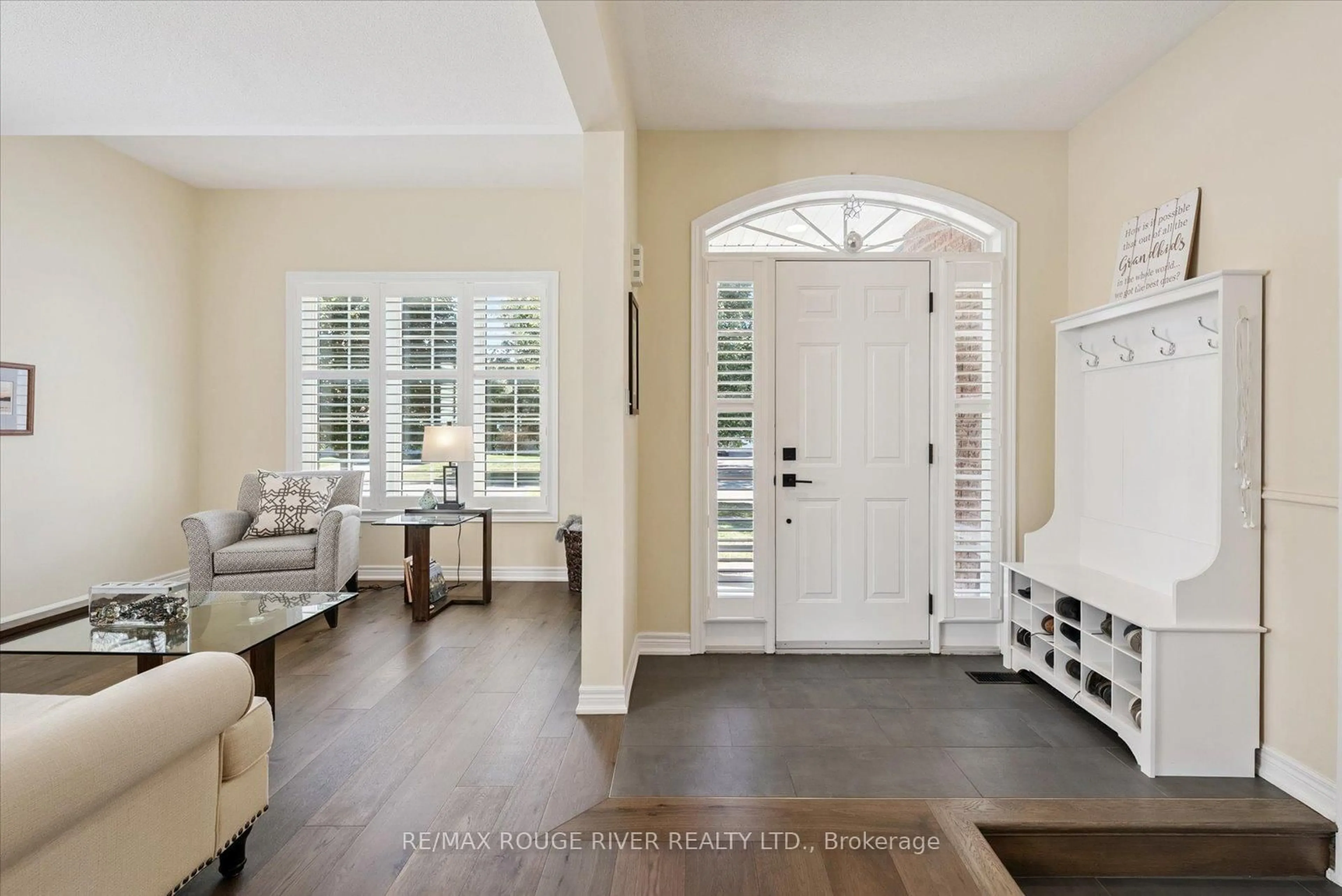 Indoor entryway for 475 Victoria St, Scugog Ontario L9L 1V2