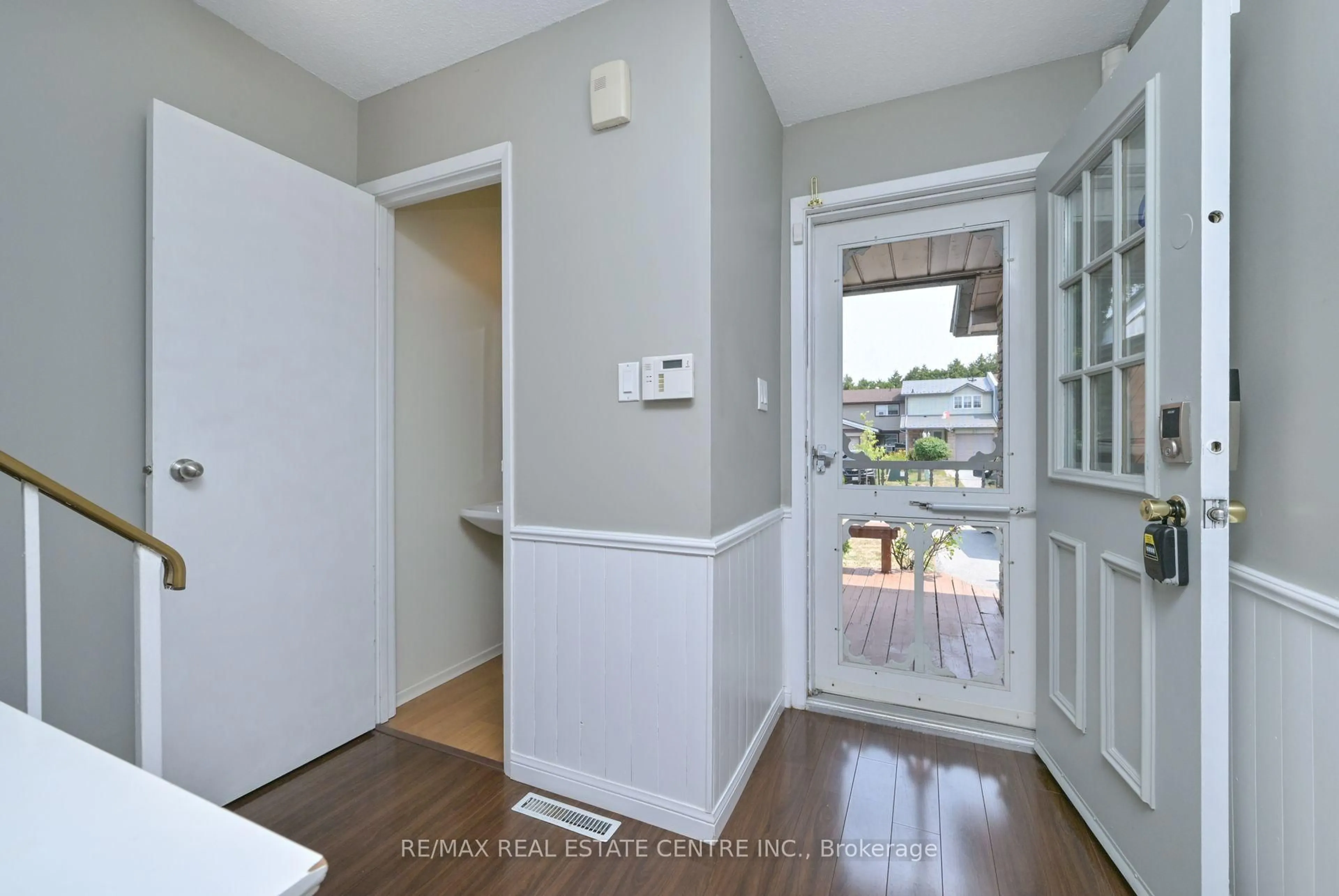 Indoor entryway for 530 Salisbury St, Oshawa Ontario L1J 6M1