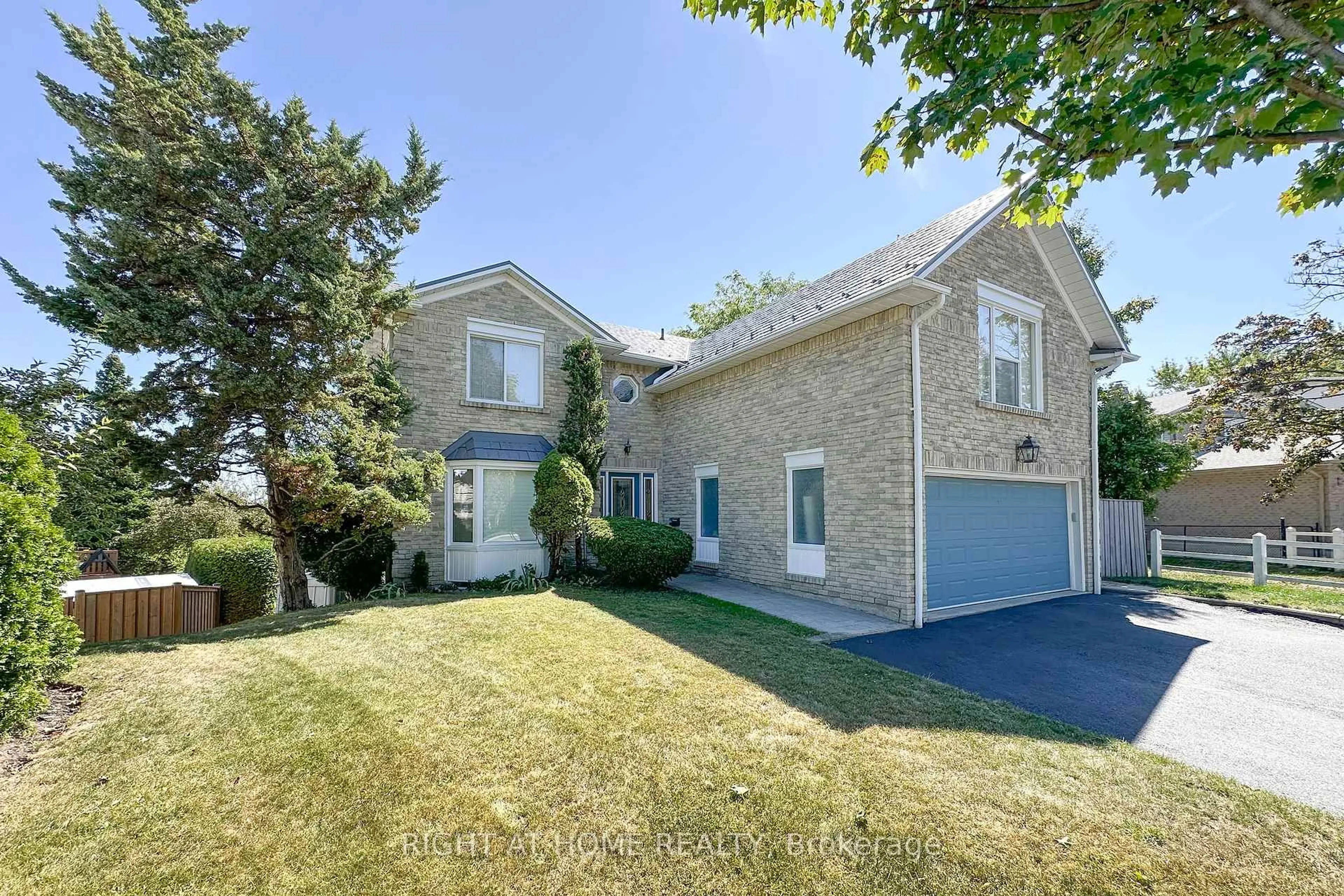 A pic from outside/outdoor area/front of a property/back of a property/a pic from drone, street for 102 Hialeah Cres, Whitby Ontario L1N 6R1