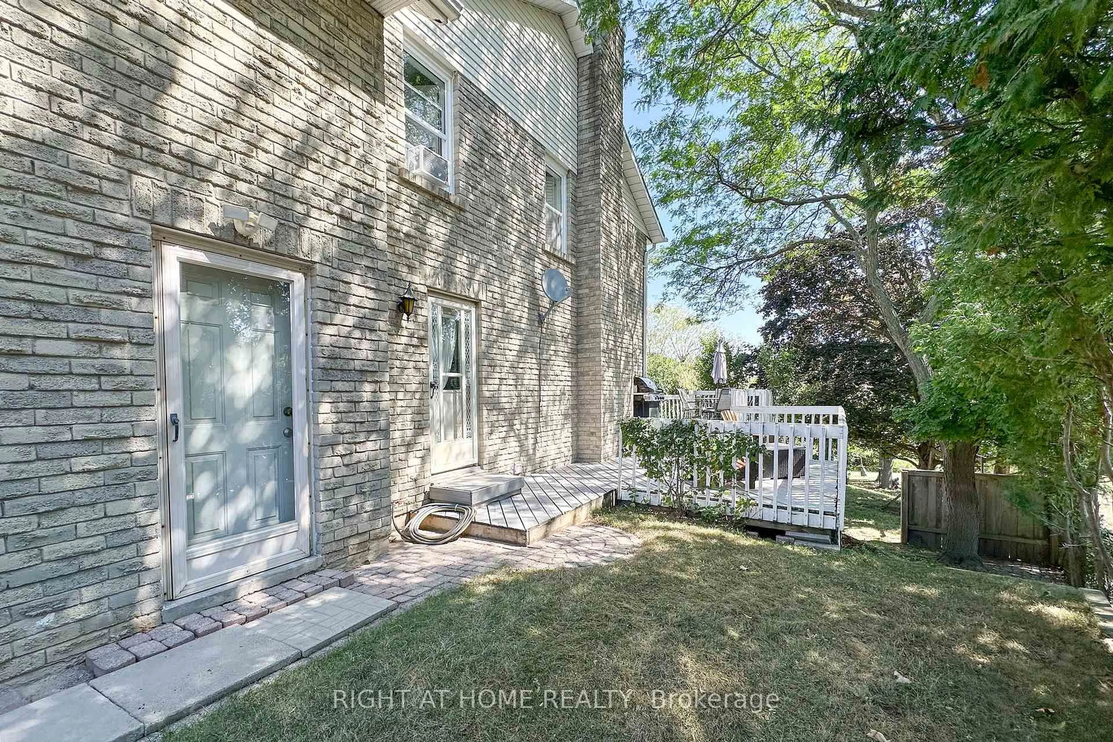 Unknown for 102 Hialeah Cres, Whitby Ontario L1N 6R1