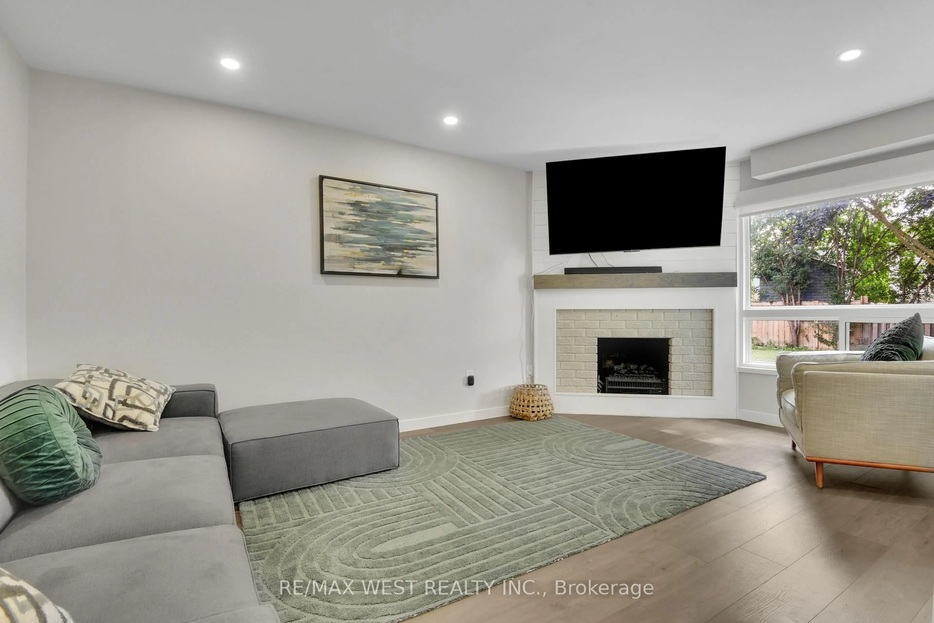 Living room with furniture, unknown for 703 Mountjoy Crt, Oshawa Ontario L1K 1W8