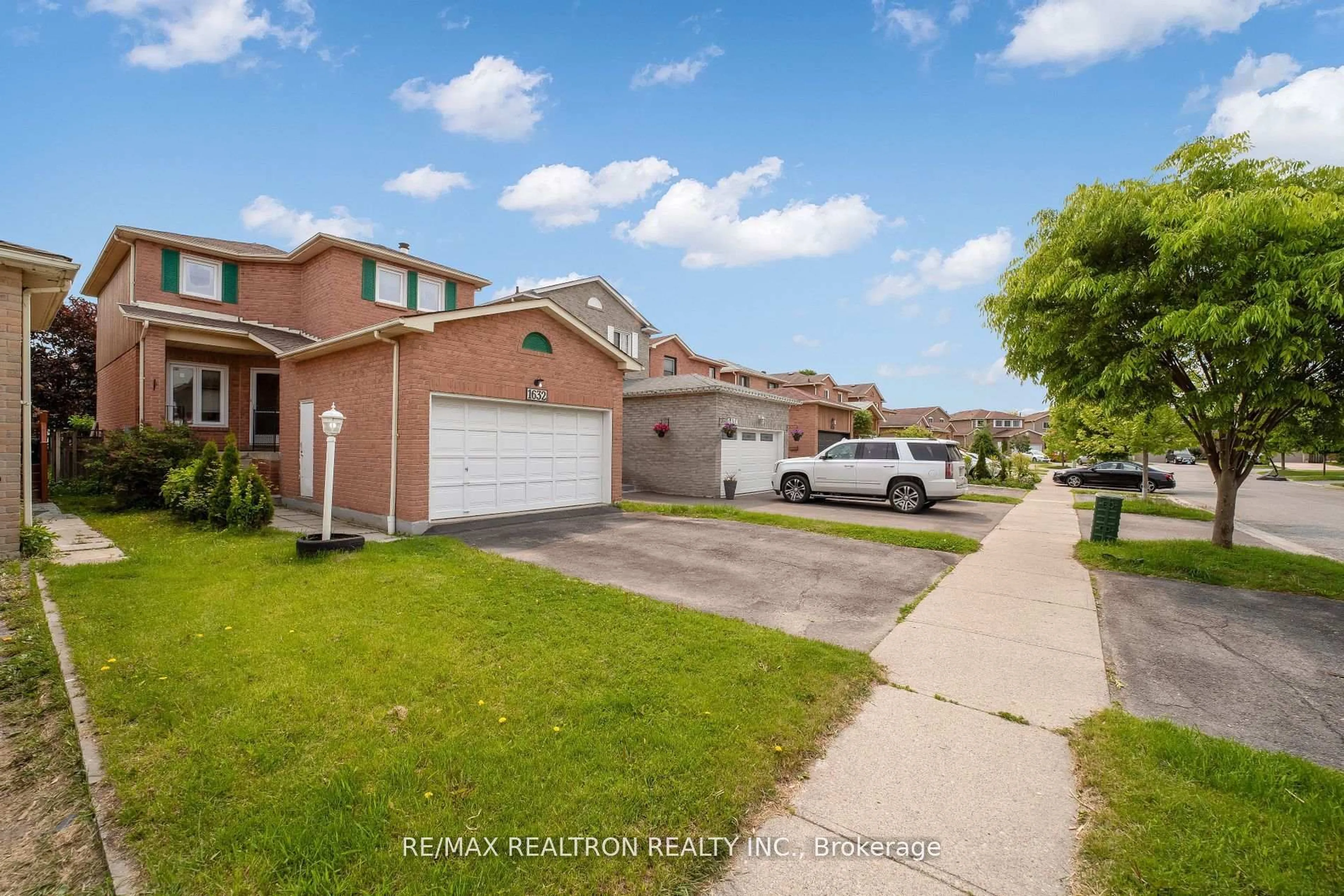 A pic from outside/outdoor area/front of a property/back of a property/a pic from drone, street for 1632 Fairfield Cres, Pickering Ontario L1V 6H1