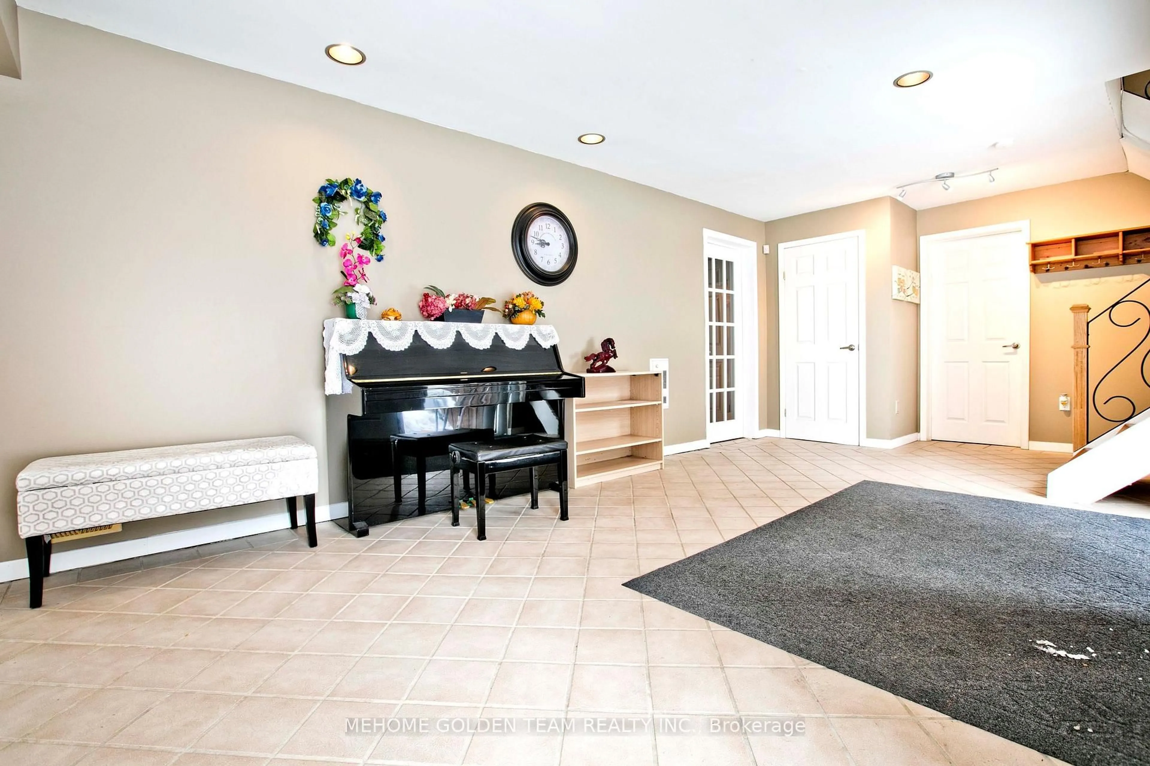 Indoor entryway for 1546 Willowside Crt, Pickering Ontario L1W 3P5
