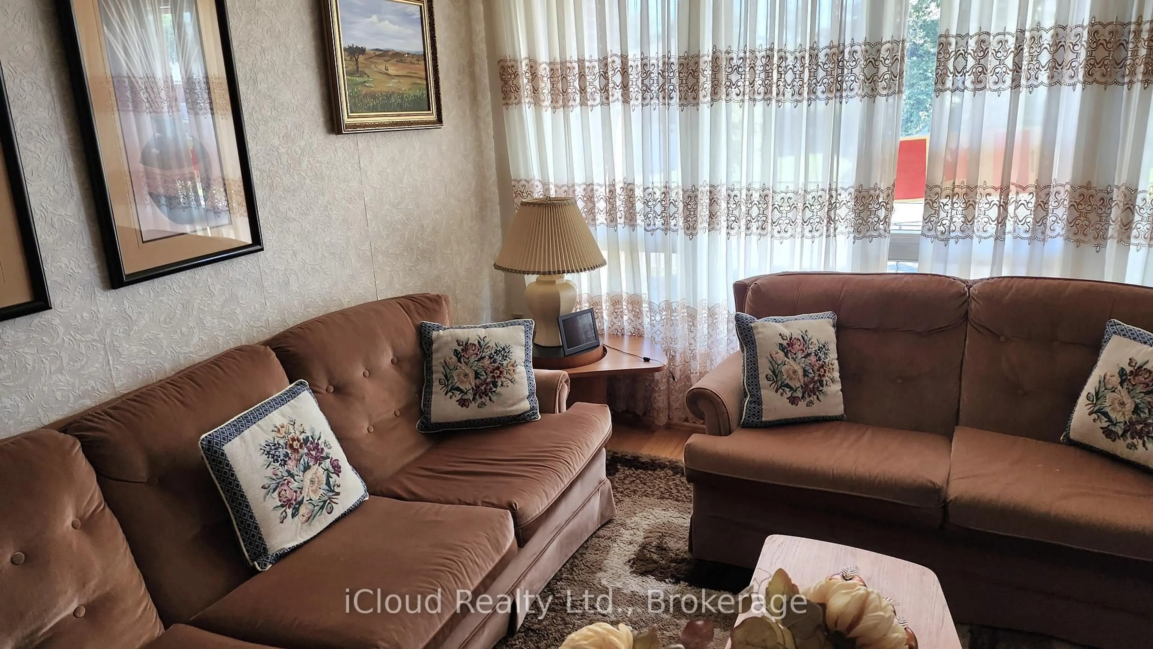 Living room with furniture, unknown for 214 Fairglen Ave, Toronto Ontario M1W 1B1