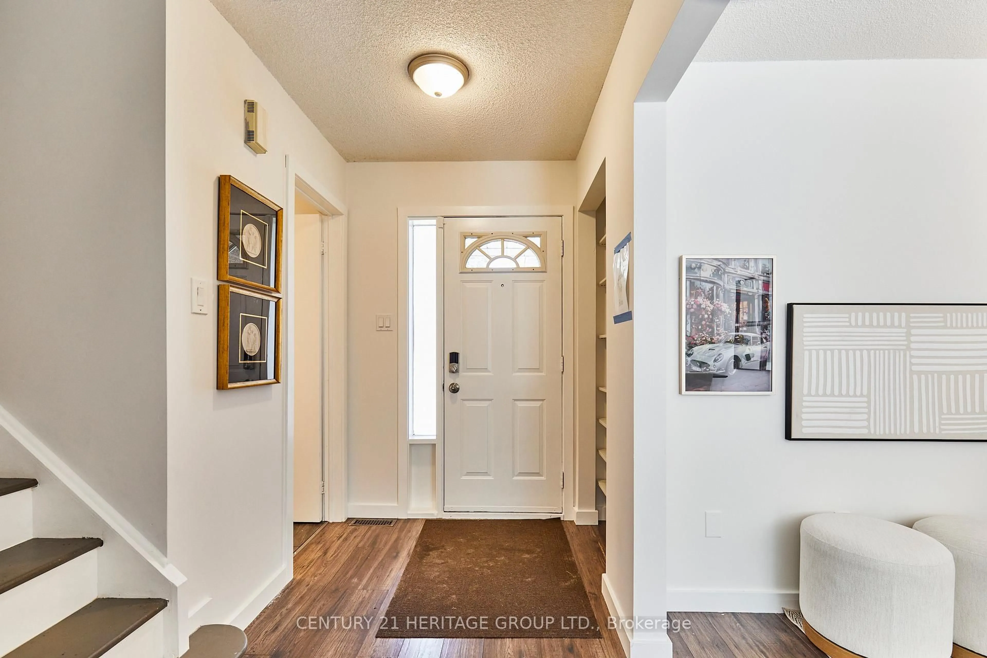 Indoor entryway for 21 Tucker Rd, Clarington Ontario L1C 4M2