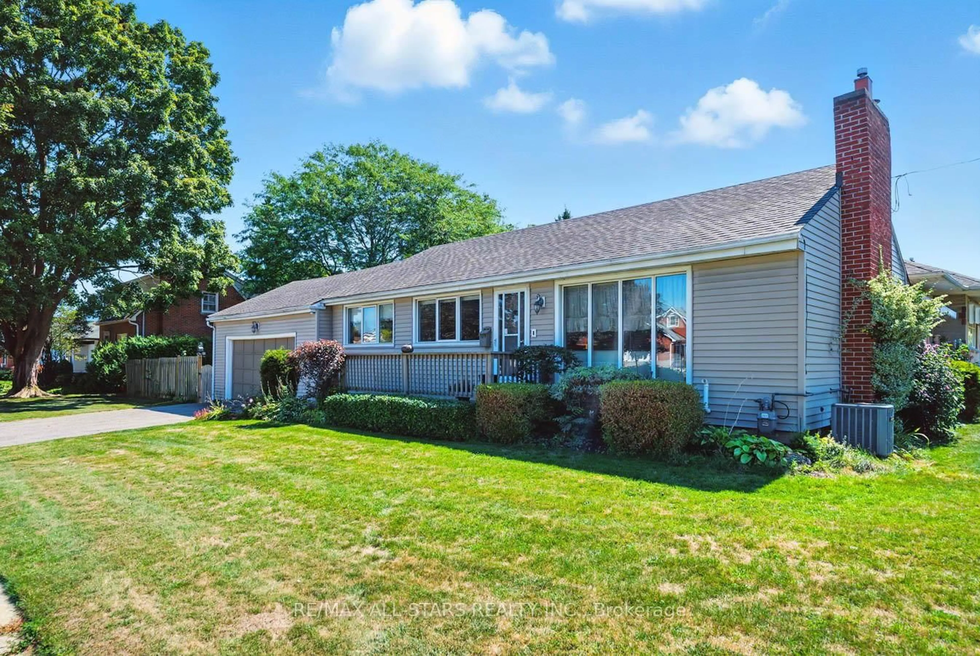 Home with vinyl exterior material, street for 109 Sherwood Ave, Oshawa Ontario L1G 3L7