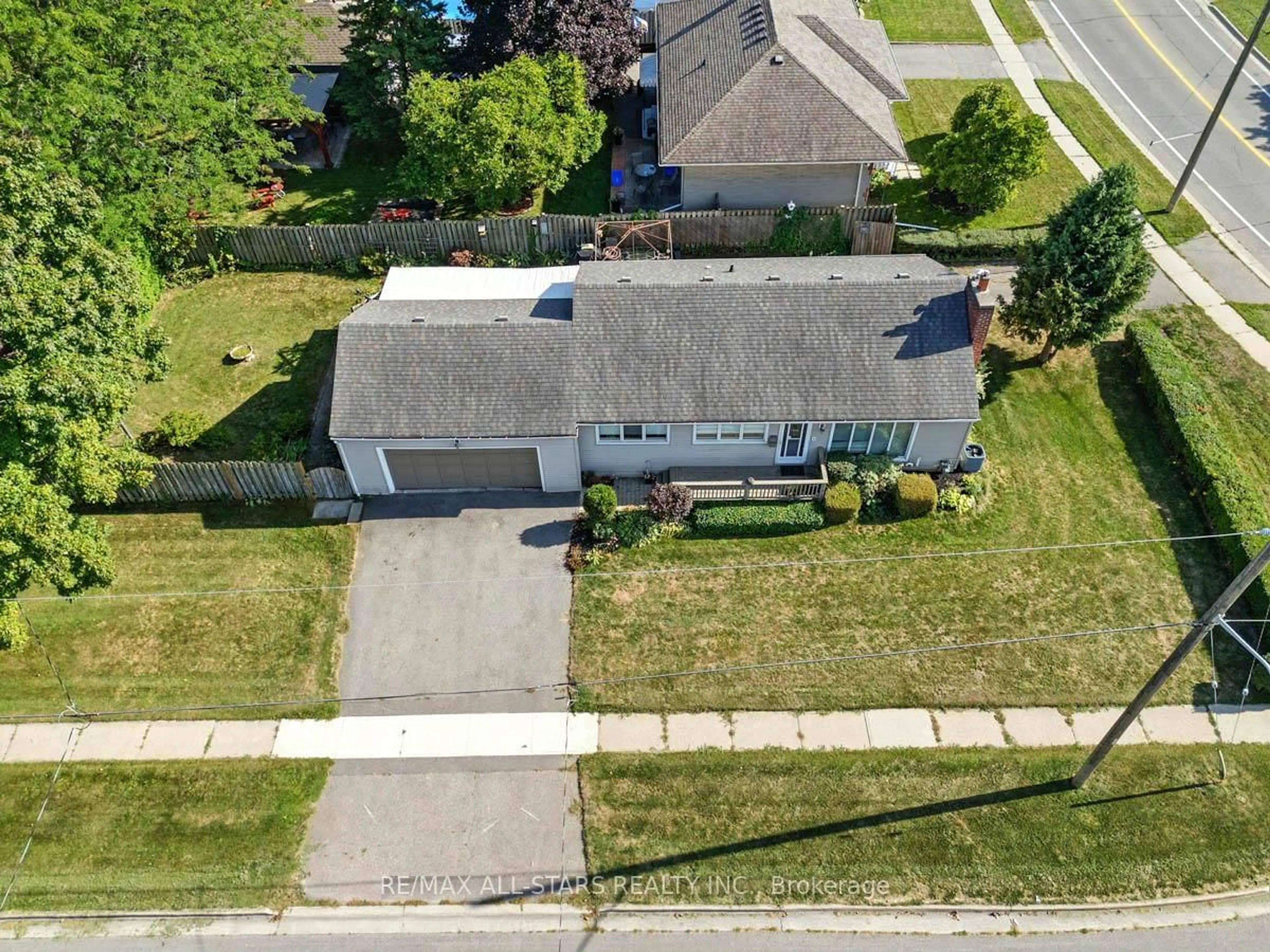 A pic from outside/outdoor area/front of a property/back of a property/a pic from drone, street for 109 Sherwood Ave, Oshawa Ontario L1G 3L7