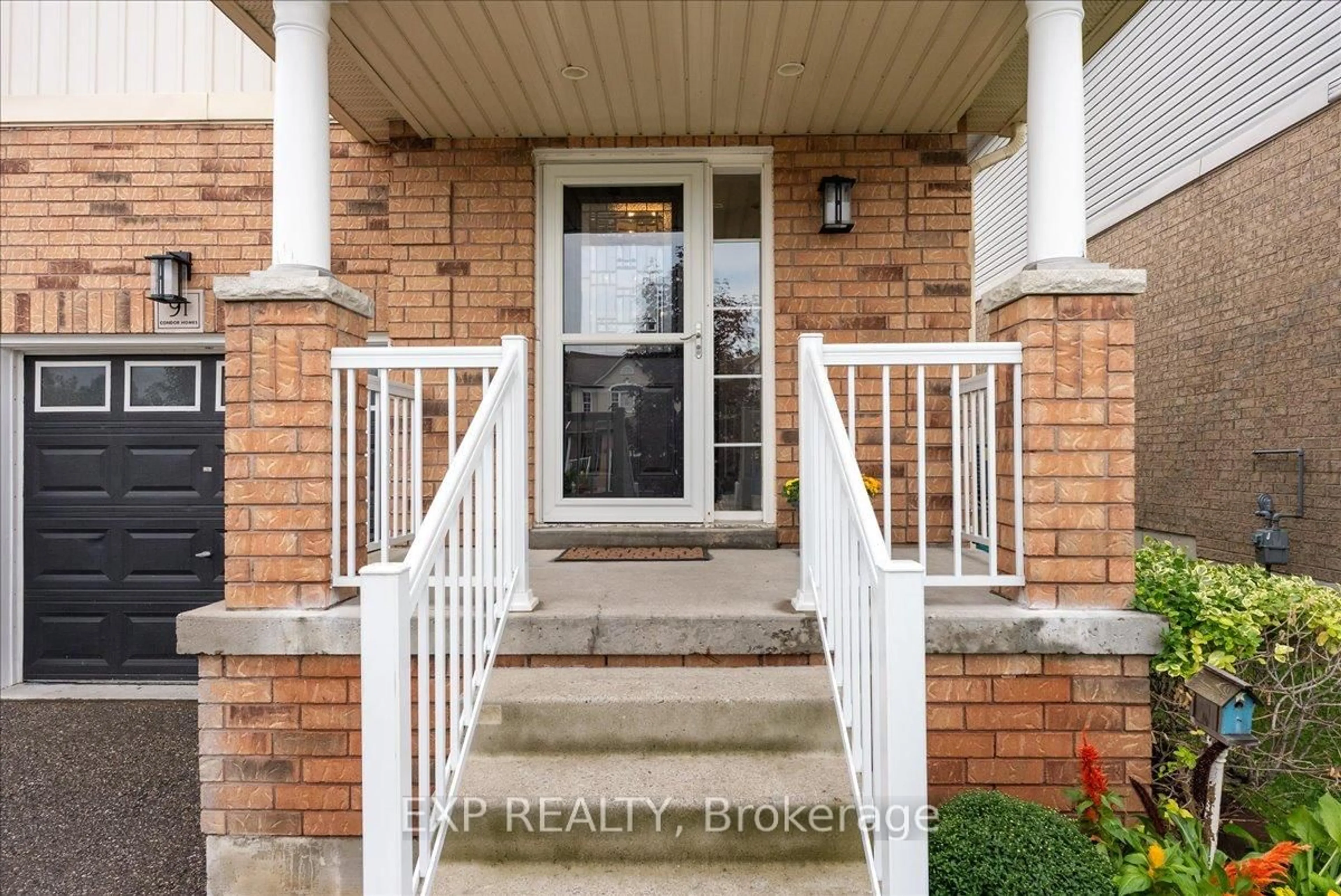 Indoor entryway for 91 Cornish Dr, Clarington Ontario L1E 3G9