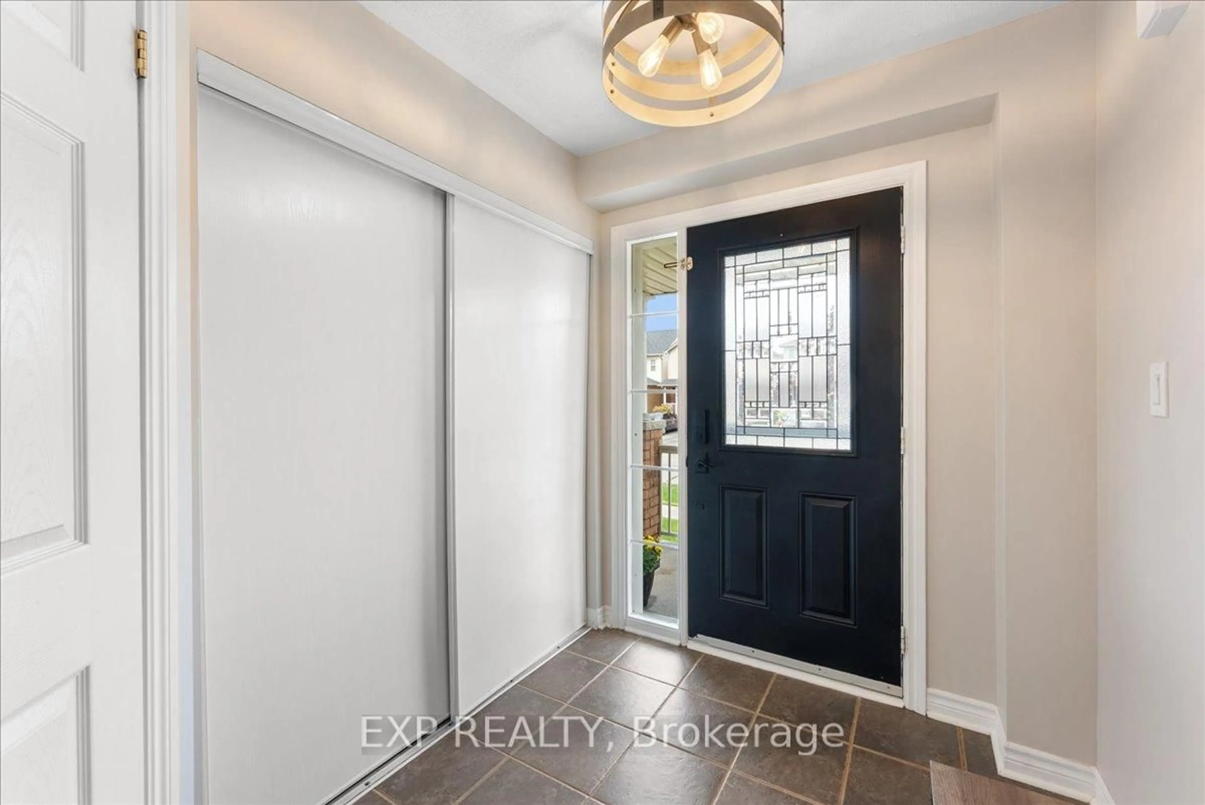 Indoor entryway for 91 Cornish Dr, Clarington Ontario L1E 3G9