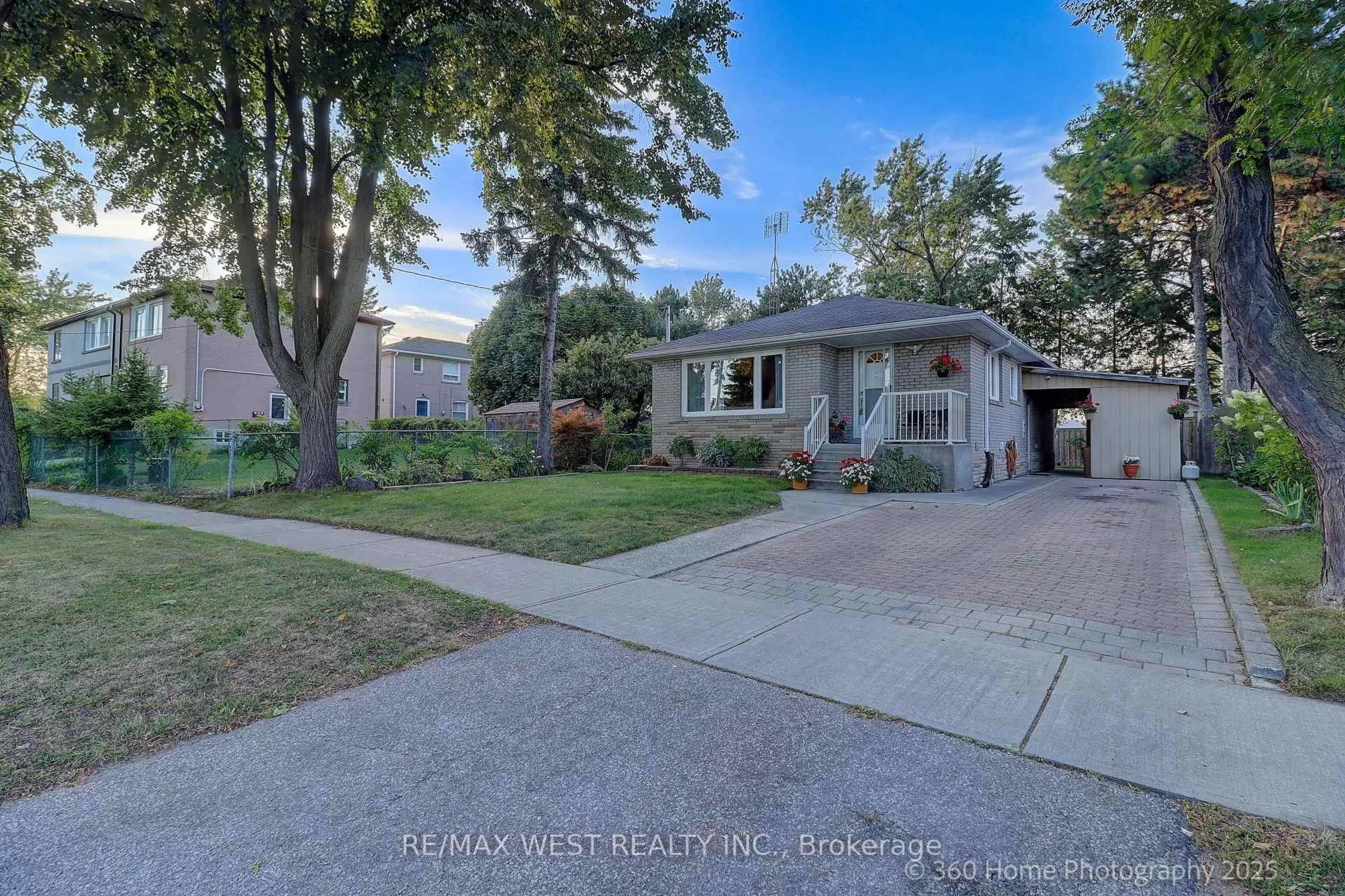 A pic from outside/outdoor area/front of a property/back of a property/a pic from drone, street for 152 Benjamin Blvd, Toronto Ontario M1K 3P5
