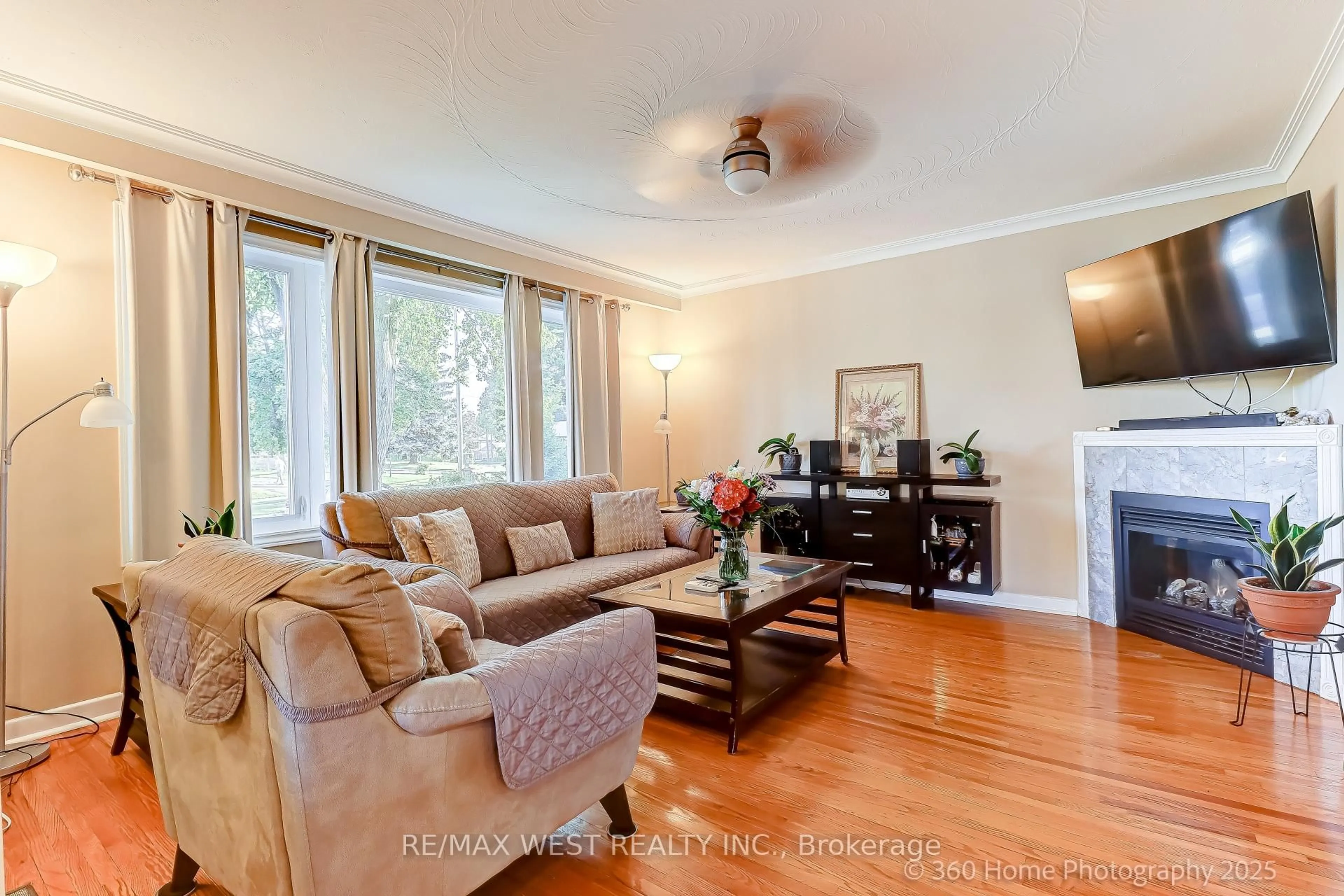 Living room with furniture, wood/laminate floor for 152 Benjamin Blvd, Toronto Ontario M1K 3P5