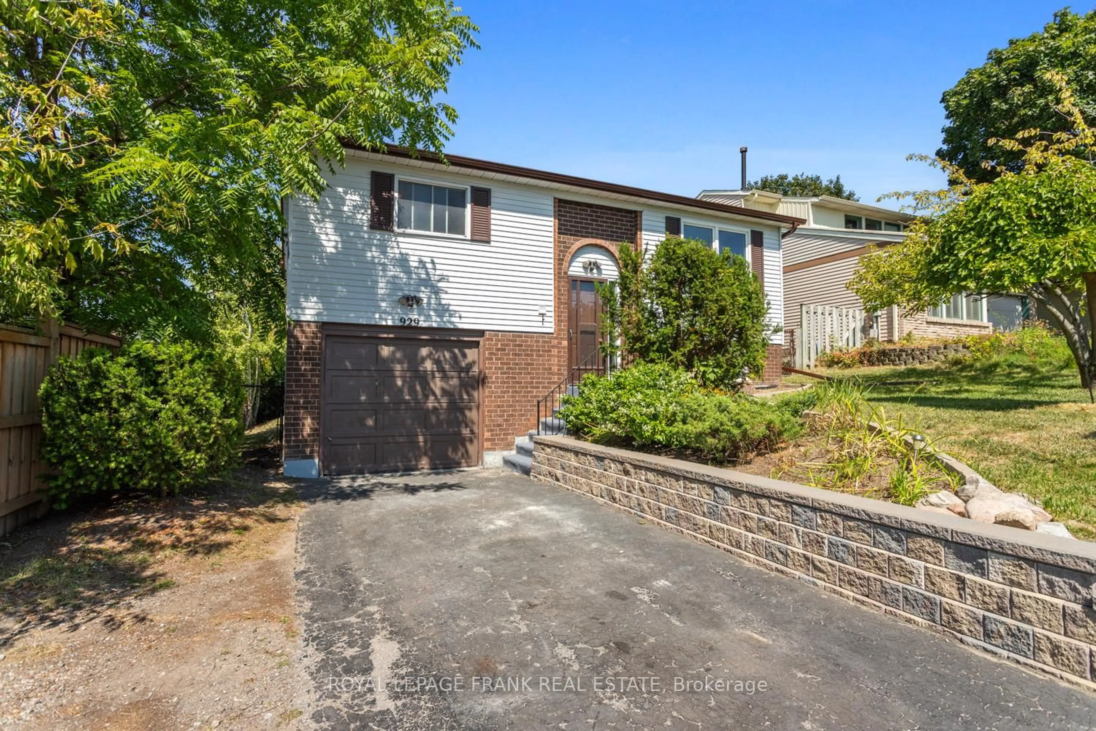 A pic from outside/outdoor area/front of a property/back of a property/a pic from drone, street for 929 Southdown Dr, Oshawa Ontario L1H 7Z5