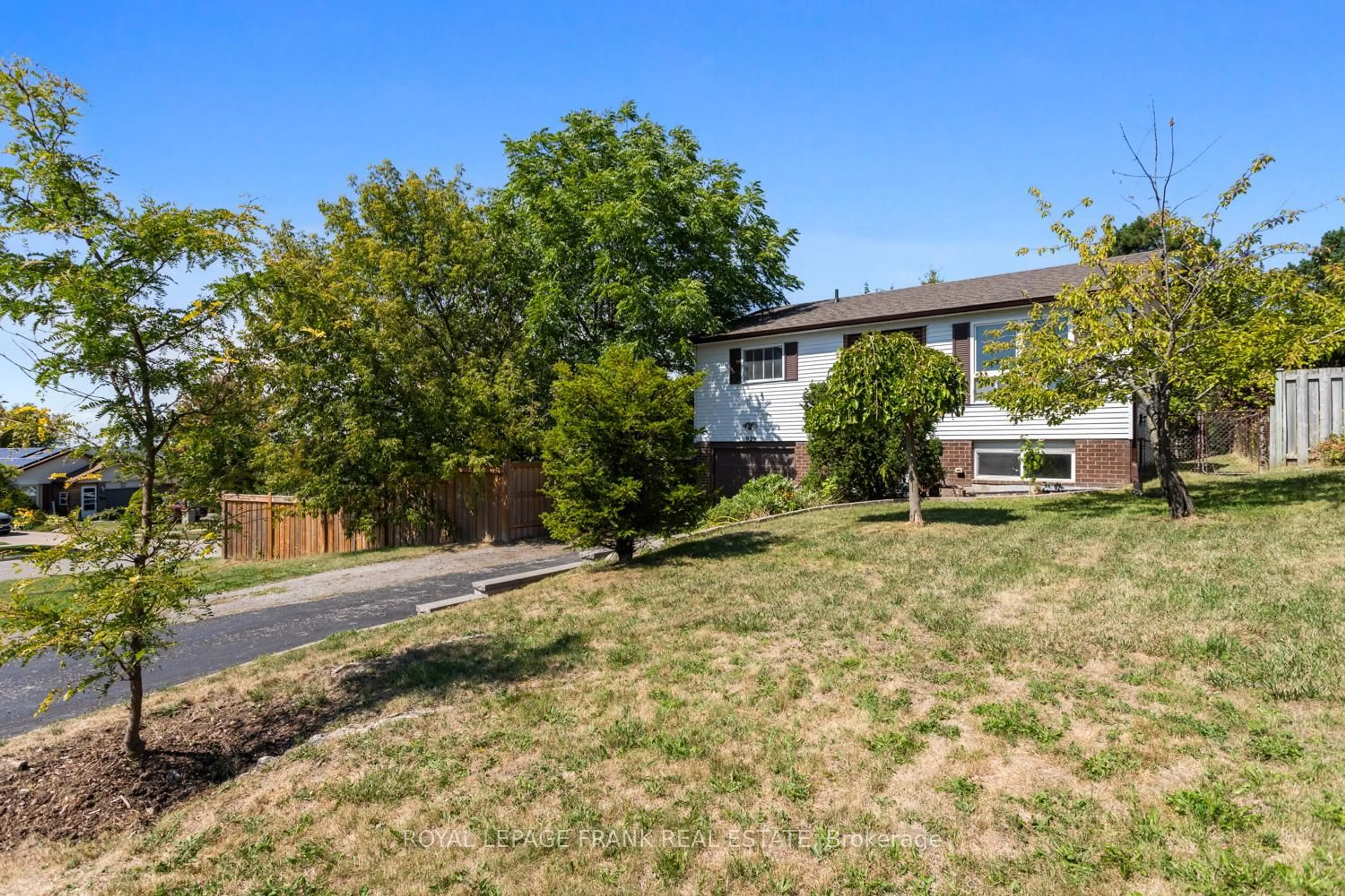 A pic from outside/outdoor area/front of a property/back of a property/a pic from drone, street for 929 Southdown Dr, Oshawa Ontario L1H 7Z5